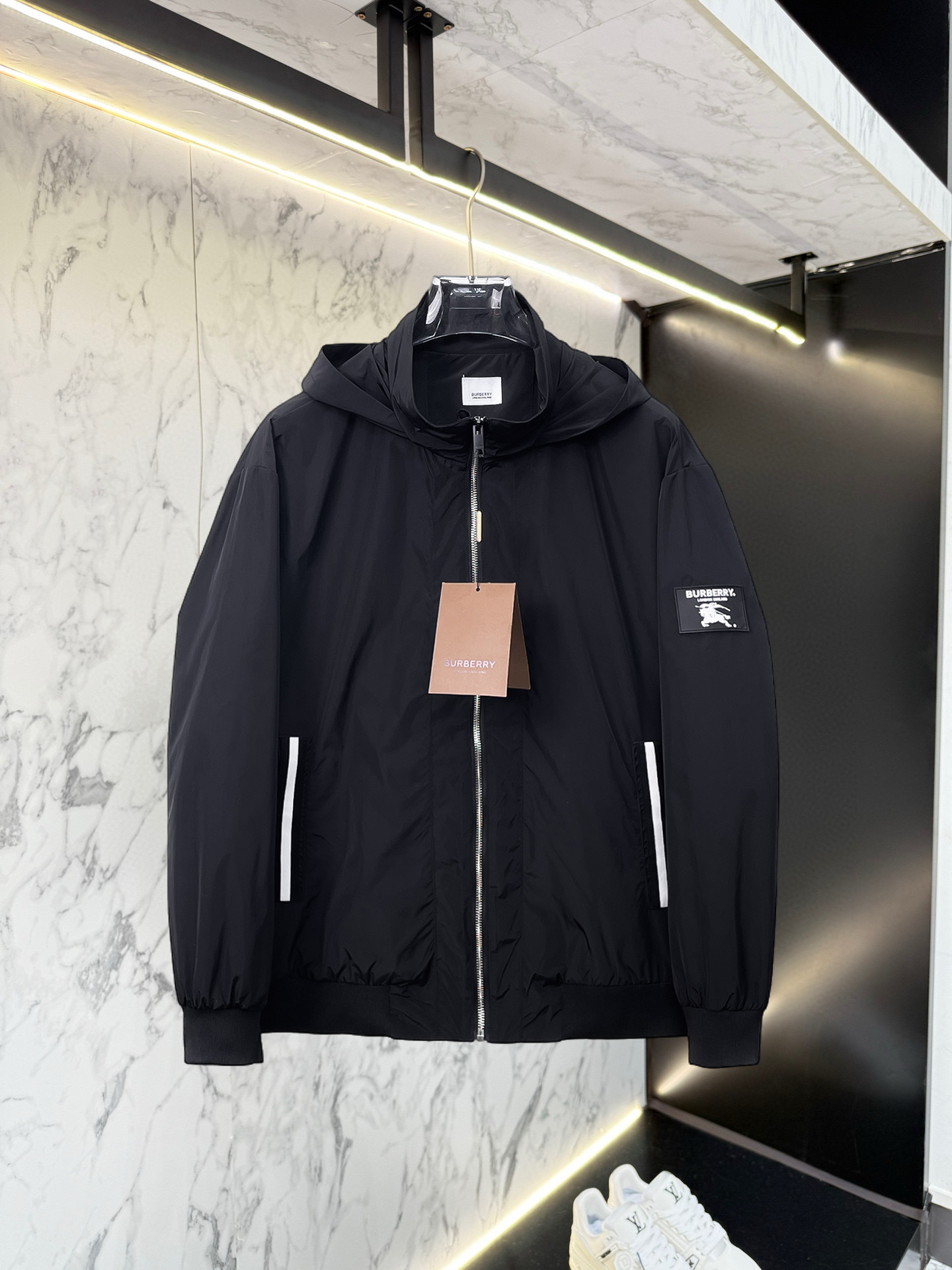 NO:528416,Burberry's 2025 autumn new jacket jacket, the new product on the show is perfect, comfortable and warm, the three-standard complete colors and full and attractive, and the very outstanding design easily advances the sense of fashion, the workmanship is extremely exquisite and rigorous, and the wiring is neat and meticulous!  A masterpiece of a big-name designer!  The upper body doesn't look bloated and super handsome!  Spot code M ~ XXXL,,burberry,jackets & coats,jackets & coats,alexander wang19860909巴宝莉 2025秋季新款夹克外套,秀场新品品相非常完美,舒适保暖,三标齐全色泽饱满诱人,非常出彩的设计,轻松将时髦感进阶,做工极为考究严谨,走线工整细致！大牌设计师巨作！上身不显臃肿、超级帅气！现货码数M ～ XXXL,,burberry,jackets & coats,jackets & coats,alexander wang,Men's clothing