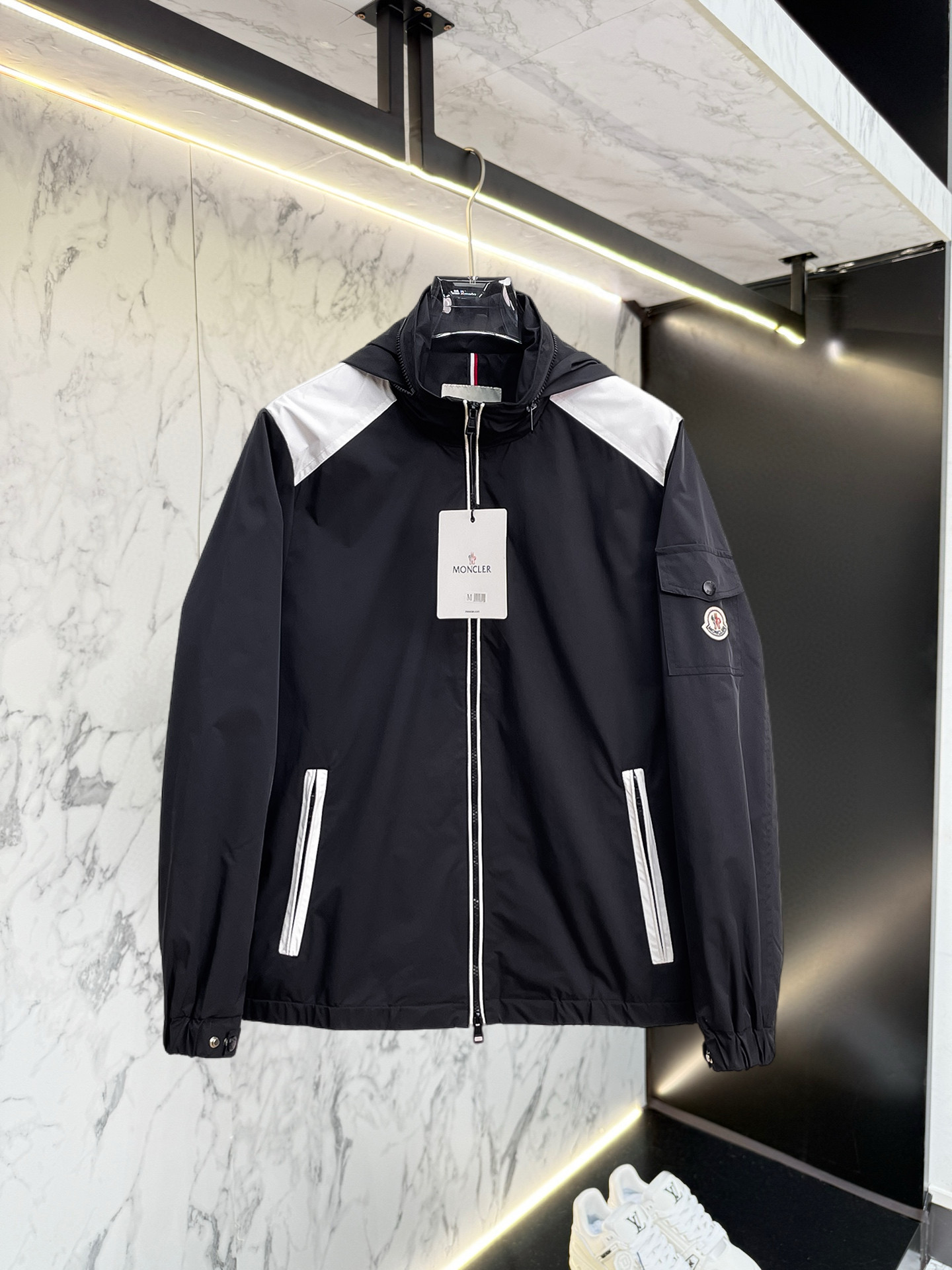 NO:528389,The new 2025 autumn jacket, the new product on the show is perfect, comfortable and warm, the three-standard complete colors and full and attractive, and the very outstanding design easily advances the sense of fashion. The workmanship is extremely exquisite and rigorous, and the wiring is neat and meticulous!  A masterpiece of a big-name designer!  The upper body doesn't look bloated and super handsome!  Spot code M ~ XXXL,,Moncler,jackets & coats,jackets & coats,alexander wang19860909蒙口 2025秋季新款夹克外套,秀场新品品相非常完美,舒适保暖,三标齐全色泽饱满诱人,非常出彩的设计,轻松将时髦感进阶,做工极为考究严谨,走线工整细致！大牌设计师巨作！上身不显臃肿、超级帅气！现货码数M ～ XXXL,,Moncler,jackets & coats,jackets & coats,alexander wang,Men's clothing