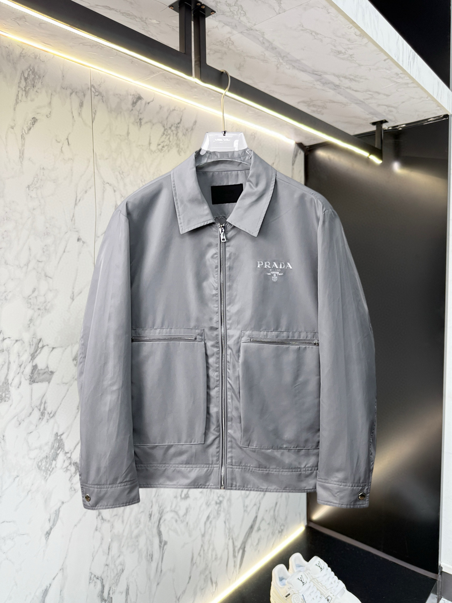 NO:528392,Prada 2025 autumn new jacket jacket, the new product on the show is perfect, comfortable and warm, the three standards are complete in color and full and attractive, and the very outstanding design easily advances the sense of fashion, the workmanship is extremely exquisite and rigorous, and the wiring is neat and meticulous!  A masterpiece of a big-name designer!  The upper body doesn't look bloated and super handsome!  Spot code M ~ XXXL,,prada,jackets & coats,jackets & coats,alexander wang19860909普拉达 2025秋季新款夹克外套,秀场新品品相非常完美,舒适保暖,三标齐全色泽饱满诱人,非常出彩的设计,轻松将时髦感进阶,做工极为考究严谨,走线工整细致！大牌设计师巨作！上身不显臃肿、超级帅气！现货码数M ～ XXXL,,prada,jackets & coats,jackets & coats,alexander wang,Men's clothing