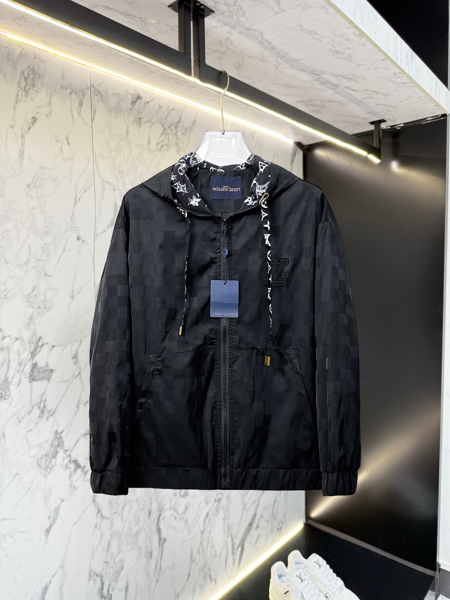 NO:528414,LV 2025 autumn new jacket jacket, the new product on the show is perfect, comfortable and warm, the three standards are complete in color and full and attractive, and the very outstanding design easily advances the sense of fashion, the workmanship is extremely exquisite and rigorous, and the wiring is neat and meticulous!  A masterpiece of a big-name designer!  The upper body doesn't look bloated and super handsome!  Spot code M ~ XXXL,,louis vuitton,jackets & coats,jackets & coats,alexander wang19860909LV 2025秋季新款夹克外套,秀场新品品相非常完美,舒适保暖,三标齐全色泽饱满诱人,非常出彩的设计,轻松将时髦感进阶,做工极为考究严谨,走线工整细致！大牌设计师巨作！上身不显臃肿、超级帅气！现货码数M ～ XXXL,,louis vuitton,jackets & coats,jackets & coats,alexander wang,Men's clothing