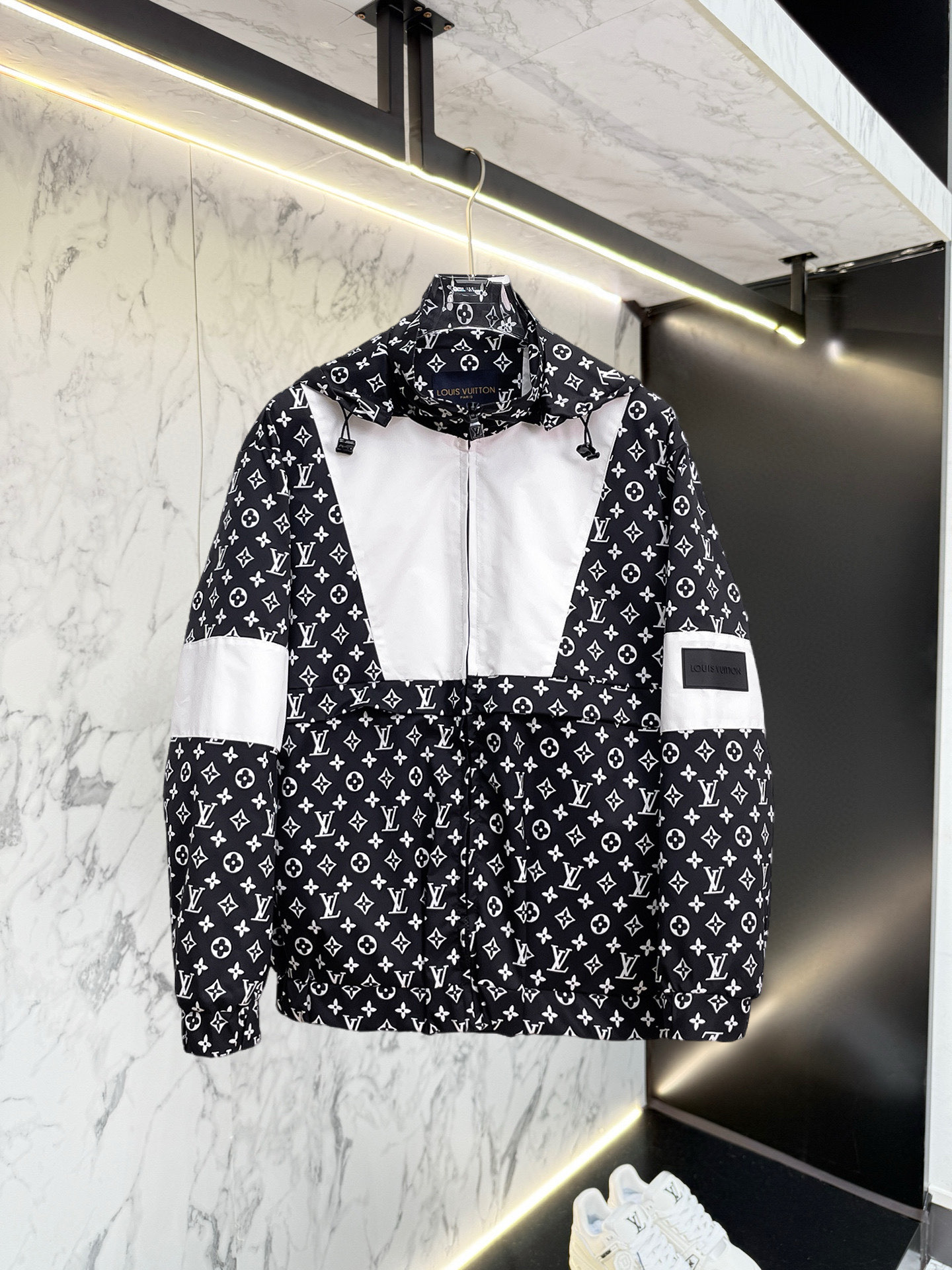 NO:528393,LV 2025 autumn new jacket jacket, the new product on the show is perfect, comfortable and warm, the three standards are complete in color and full and attractive, and the very outstanding design easily advances the sense of fashion, the workmanship is extremely exquisite and rigorous, and the wiring is neat and meticulous!  A masterpiece of a big-name designer!  The upper body doesn't look bloated and super handsome!  Spot code M ~ XXXL,,louis vuitton,jackets & coats,jackets & coats,alexander wang19860909LV 2025秋季新款夹克外套,秀场新品品相非常完美,舒适保暖,三标齐全色泽饱满诱人,非常出彩的设计,轻松将时髦感进阶,做工极为考究严谨,走线工整细致！大牌设计师巨作！上身不显臃肿、超级帅气！现货码数M ～ XXXL,,louis vuitton,jackets & coats,jackets & coats,alexander wang,Men's clothing