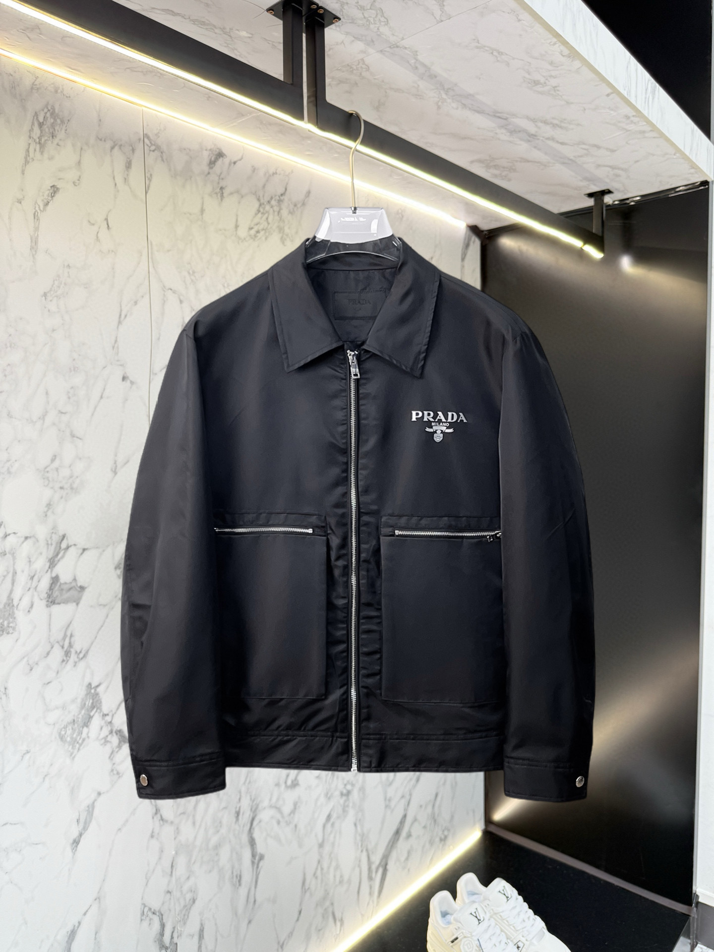 NO:528395,Prada 2025 autumn new jacket jacket, the new product on the show is perfect, comfortable and warm, the three standards are complete in color and full and attractive, and the very outstanding design easily advances the sense of fashion. The workmanship is extremely exquisite and rigorous, and the wiring is neat and meticulous!  A masterpiece of a big-name designer!  The upper body doesn't look bloated and super handsome!  Spot code M ~ XXXL,,prada,jackets & coats,jackets & coats,alexander wang19860909普拉达 2025秋季新款夹克外套,秀场新品品相非常完美,舒适保暖,三标齐全色泽饱满诱人,非常出彩的设计,轻松将时髦感进阶,做工极为考究严谨,走线工整细致！大牌设计师巨作！上身不显臃肿、超级帅气！现货码数M ～ XXXL,,prada,jackets & coats,jackets & coats,alexander wang,Men's clothing