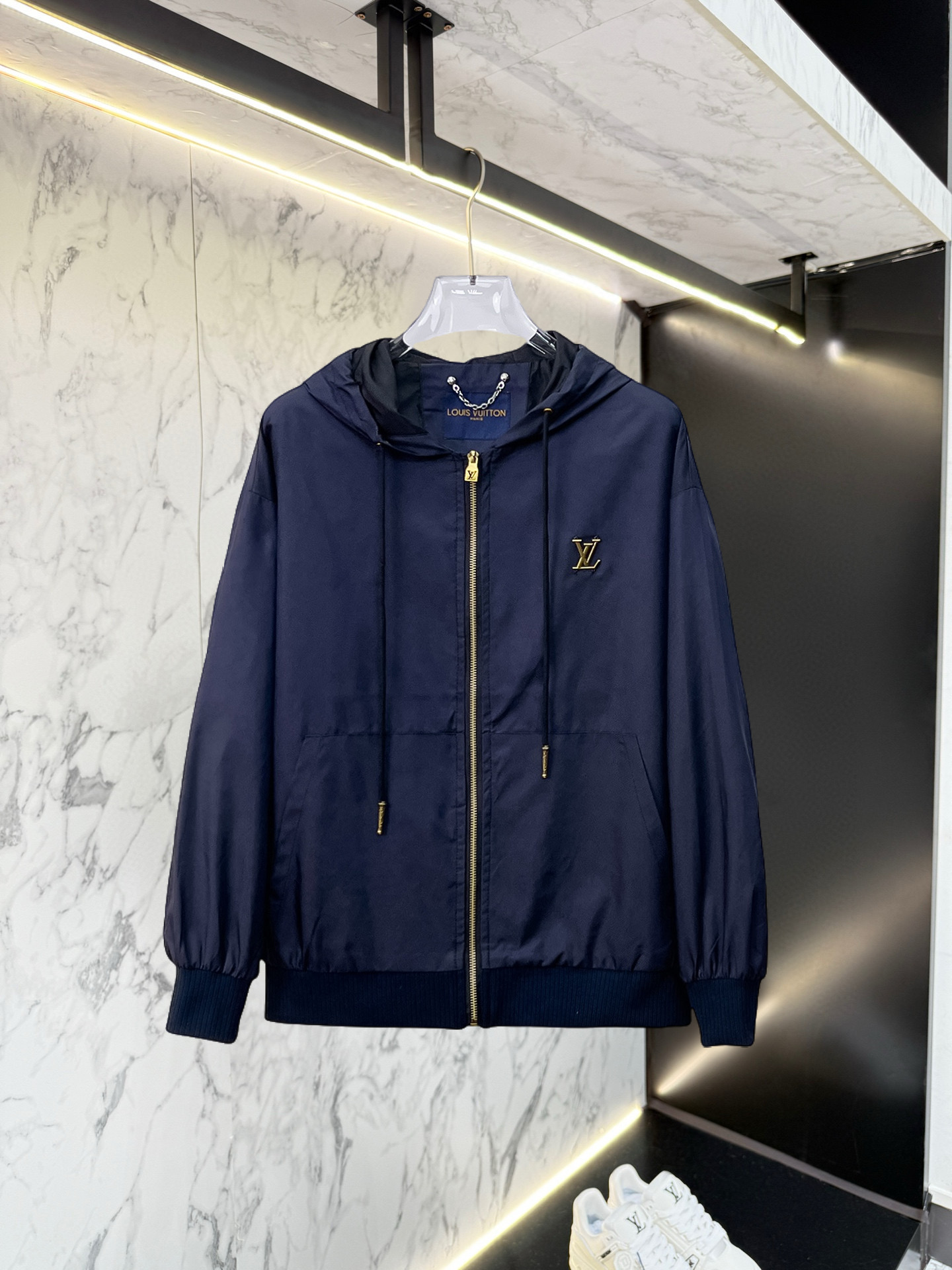 NO:528397,LV 2025 autumn new jacket jacket, the new product on the show is perfect, comfortable and warm, the three standards are complete in color and full and attractive, and the very outstanding design easily advances the sense of fashion, the workmanship is extremely exquisite and rigorous, and the wiring is neat and meticulous!  A masterpiece of a big-name designer!  The upper body doesn't look bloated and super handsome!  Spot code M ~ XXXL,,louis vuitton,jackets & coats,jackets & coats,alexander wang19860909LV 2025秋季新款夹克外套,秀场新品品相非常完美,舒适保暖,三标齐全色泽饱满诱人,非常出彩的设计,轻松将时髦感进阶,做工极为考究严谨,走线工整细致！大牌设计师巨作！上身不显臃肿、超级帅气！现货码数M ～ XXXL,,louis vuitton,jackets & coats,jackets & coats,alexander wang,Men's clothing