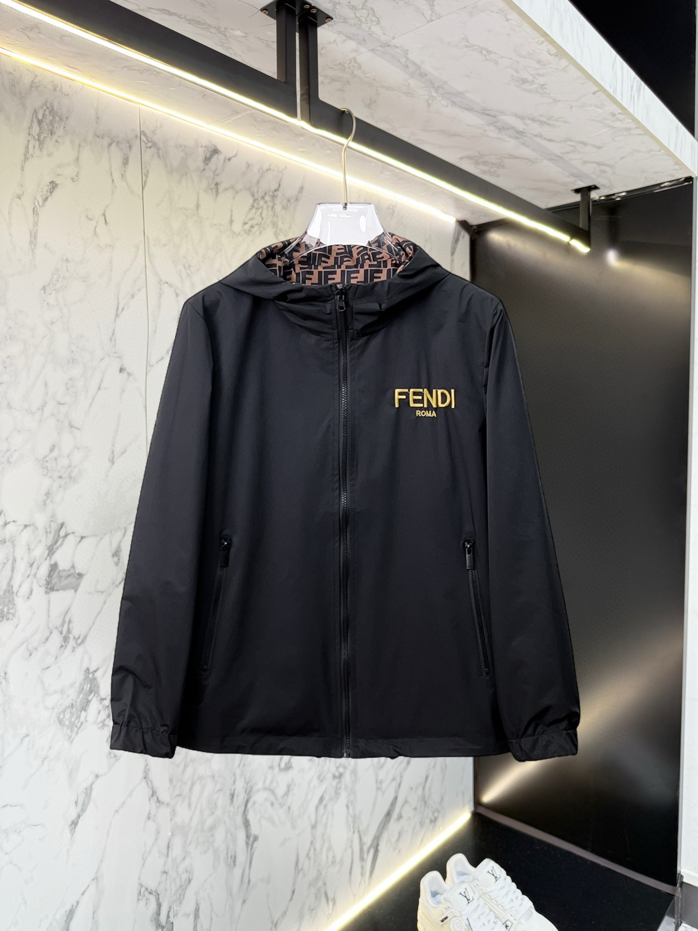 NO:528399,Fendi double-sided wear, 2025 autumn new jacket jacket, the new product on the show is perfect, comfortable and warm, the three-standard complete colors and full and attractive, and the very outstanding design easily advances the sense of fashion, the workmanship is extremely exquisite and rigorous, and the wiring is neat and meticulous!  A masterpiece of a big-name designer!  The upper body doesn't look bloated and super handsome!  Spot code M ~ XXXL,,fendi,jackets & coats,jackets & coats,alexander wang19860909芬迪 双面穿,2025秋季新款夹克外套,秀场新品品相非常完美,舒适保暖,三标齐全色泽饱满诱人,非常出彩的设计,轻松将时髦感进阶,做工极为考究严谨,走线工整细致！大牌设计师巨作！上身不显臃肿、超级帅气！现货码数M ～ XXXL,,fendi,jackets & coats,jackets & coats,alexander wang,Men's clothing