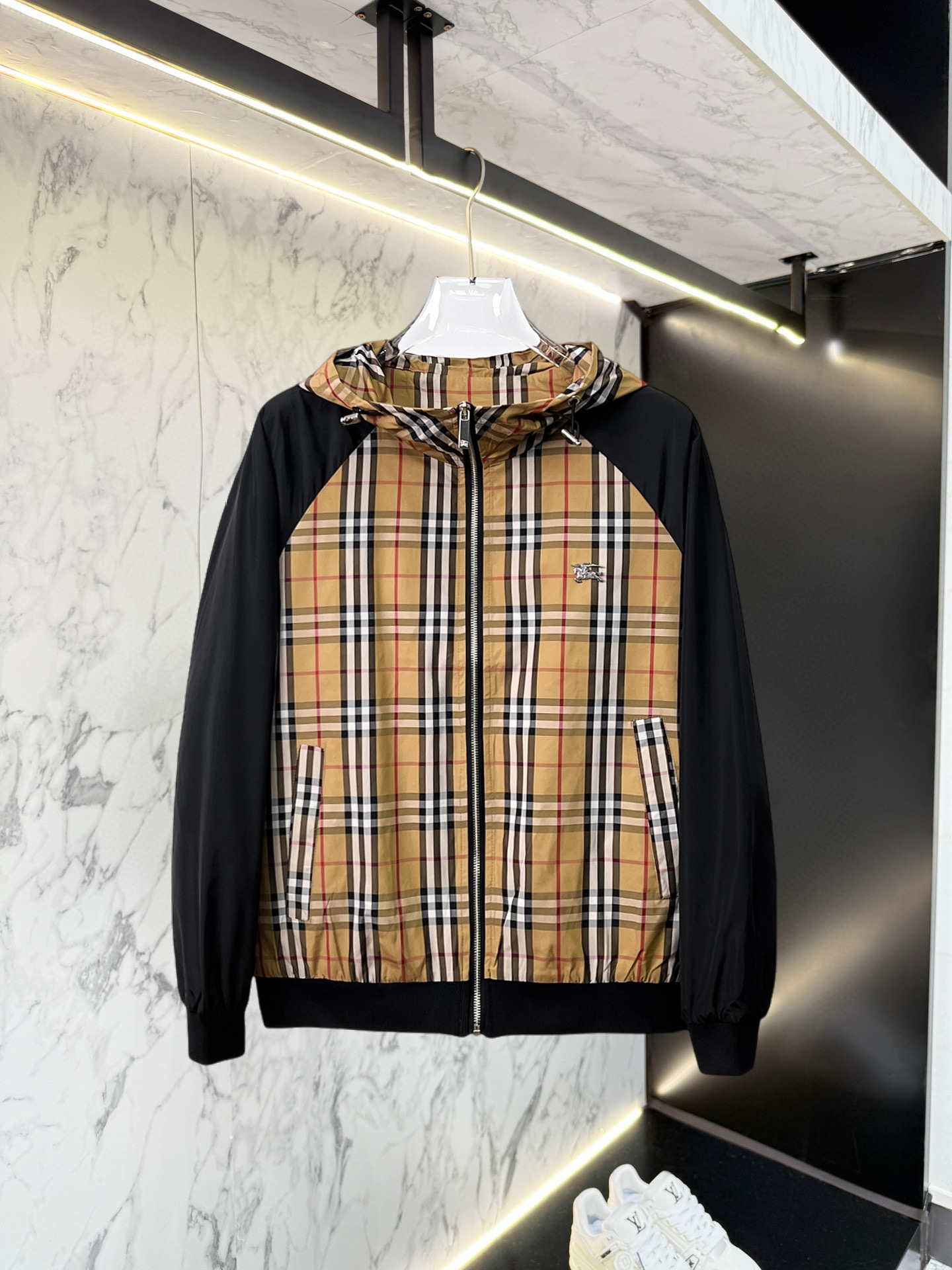 NO:528401,Burberry's 2025 autumn new jacket jacket, the new product on the show is perfect, comfortable and warm, the three-standard complete colors and full and attractive, and the very outstanding design easily advances the sense of fashion, the workmanship is extremely exquisite and rigorous, and the wiring is neat and meticulous!  A masterpiece of a big-name designer!  The upper body doesn't look bloated and super handsome!  Spot code M ~ XXXL,,burberry,jackets & coats,jackets & coats,alexander wang19860909巴宝莉 2025秋季新款夹克外套,秀场新品品相非常完美,舒适保暖,三标齐全色泽饱满诱人,非常出彩的设计,轻松将时髦感进阶,做工极为考究严谨,走线工整细致！大牌设计师巨作！上身不显臃肿、超级帅气！现货码数M ～ XXXL,,burberry,jackets & coats,jackets & coats,alexander wang,Men's clothing