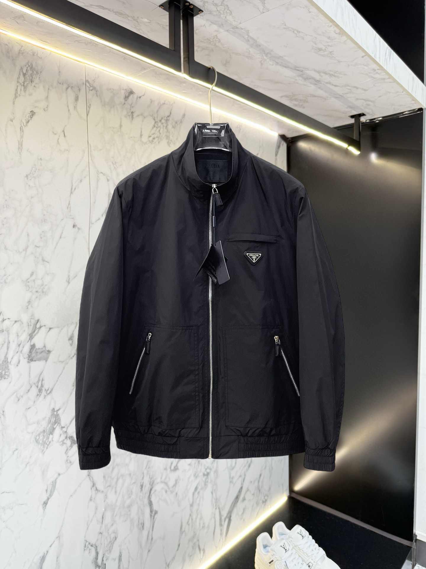 NO:528403,Prada 2025 autumn new jacket jacket, the new product on the show is perfect, comfortable and warm, the three standards are complete in color and full and attractive, and the very outstanding design easily advances the sense of fashion, the workmanship is extremely exquisite and rigorous, and the wiring is neat and meticulous!  A masterpiece of a big-name designer!  The upper body doesn't look bloated and super handsome!  Spot code M ~ XXXL,,prada,jackets & coats,jackets & coats,alexander wang19860909普拉达 2025秋季新款夹克外套,秀场新品品相非常完美,舒适保暖,三标齐全色泽饱满诱人,非常出彩的设计,轻松将时髦感进阶,做工极为考究严谨,走线工整细致！大牌设计师巨作！上身不显臃肿、超级帅气！现货码数M ～ XXXL,,prada,jackets & coats,jackets & coats,alexander wang,Men's clothing