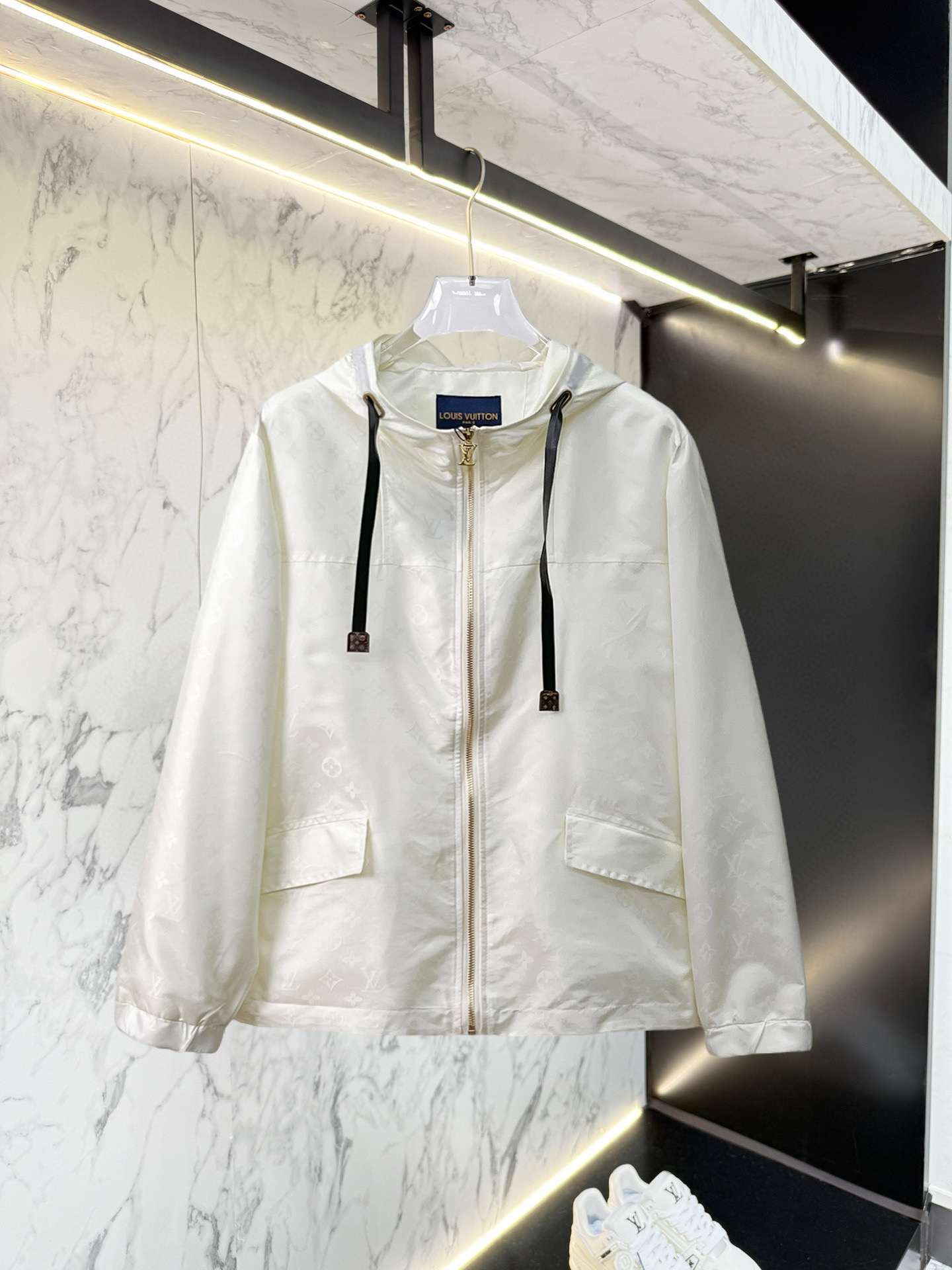 NO:528419,LV 2025 autumn new jacket jacket, the new product on the show is perfect, comfortable and warm, the three standards are complete in color and full and attractive, and the very outstanding design easily advances the sense of fashion, the workmanship is extremely exquisite and rigorous, and the wiring is neat and meticulous!  A masterpiece of a big-name designer!  The upper body doesn't look bloated and super handsome!  Spot code M ~ XXXL,,louis vuitton,jackets & coats,jackets & coats,alexander wang19860909LV 2025秋季新款夹克外套,秀场新品品相非常完美,舒适保暖,三标齐全色泽饱满诱人,非常出彩的设计,轻松将时髦感进阶,做工极为考究严谨,走线工整细致！大牌设计师巨作！上身不显臃肿、超级帅气！现货码数M ～ XXXL,,louis vuitton,jackets & coats,jackets & coats,alexander wang,Men's clothing