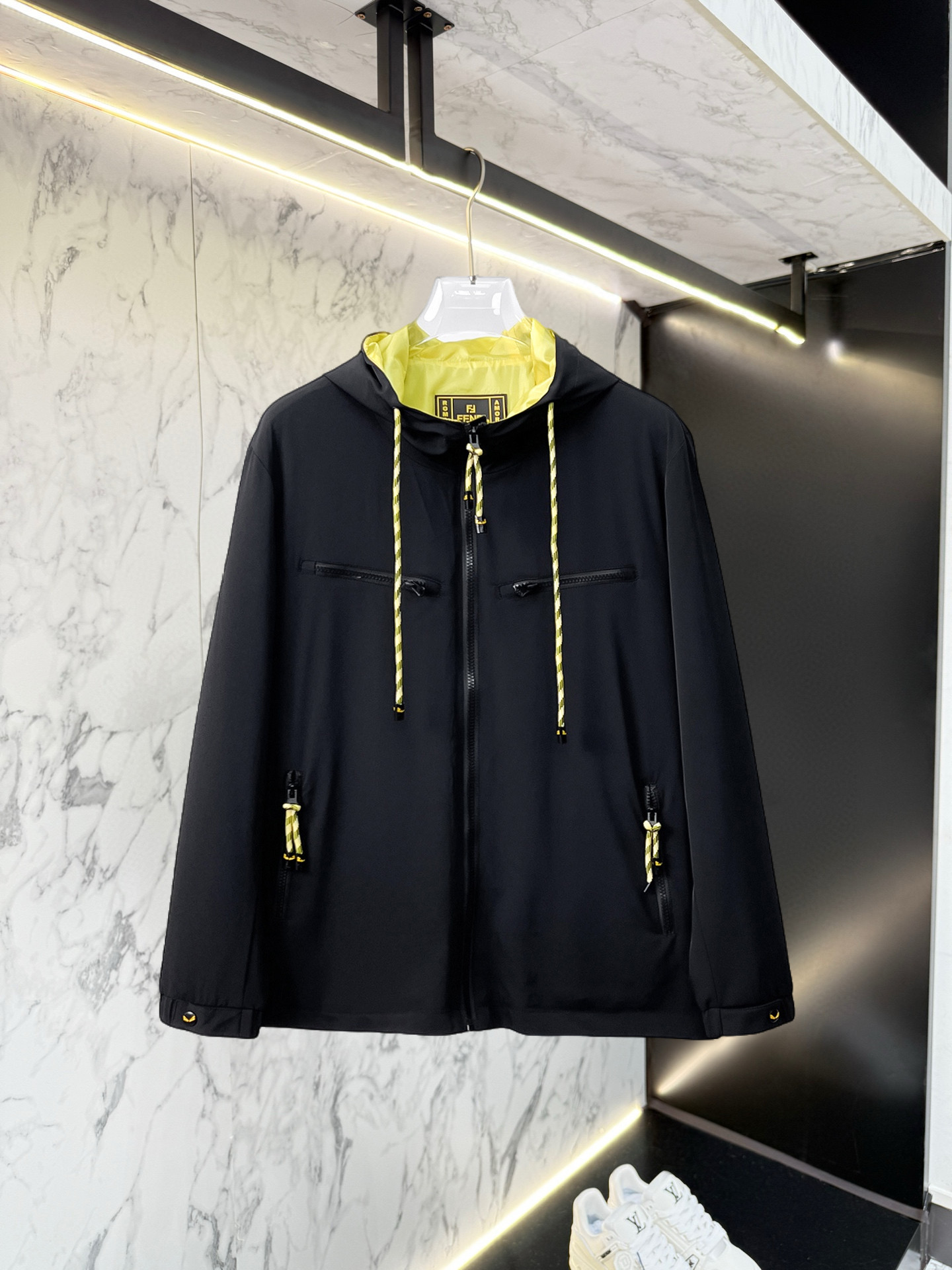 NO:528405,Fendi 2025 autumn new jacket jacket, the new product on the show is perfect, comfortable and warm, the three standards are complete in color and full and attractive, and the very outstanding design easily advances the sense of fashion, the workmanship is extremely exquisite and rigorous, and the wiring is neat and meticulous!  A masterpiece of a big-name designer!  The upper body doesn't look bloated and super handsome!  Spot code M ~ XXXL,,fendi,jackets & coats,jackets & coats,alexander wang19860909芬迪 2025秋季新款夹克外套,秀场新品品相非常完美,舒适保暖,三标齐全色泽饱满诱人,非常出彩的设计,轻松将时髦感进阶,做工极为考究严谨,走线工整细致！大牌设计师巨作！上身不显臃肿、超级帅气！现货码数M ～ XXXL,,fendi,jackets & coats,jackets & coats,alexander wang,Men's clothing