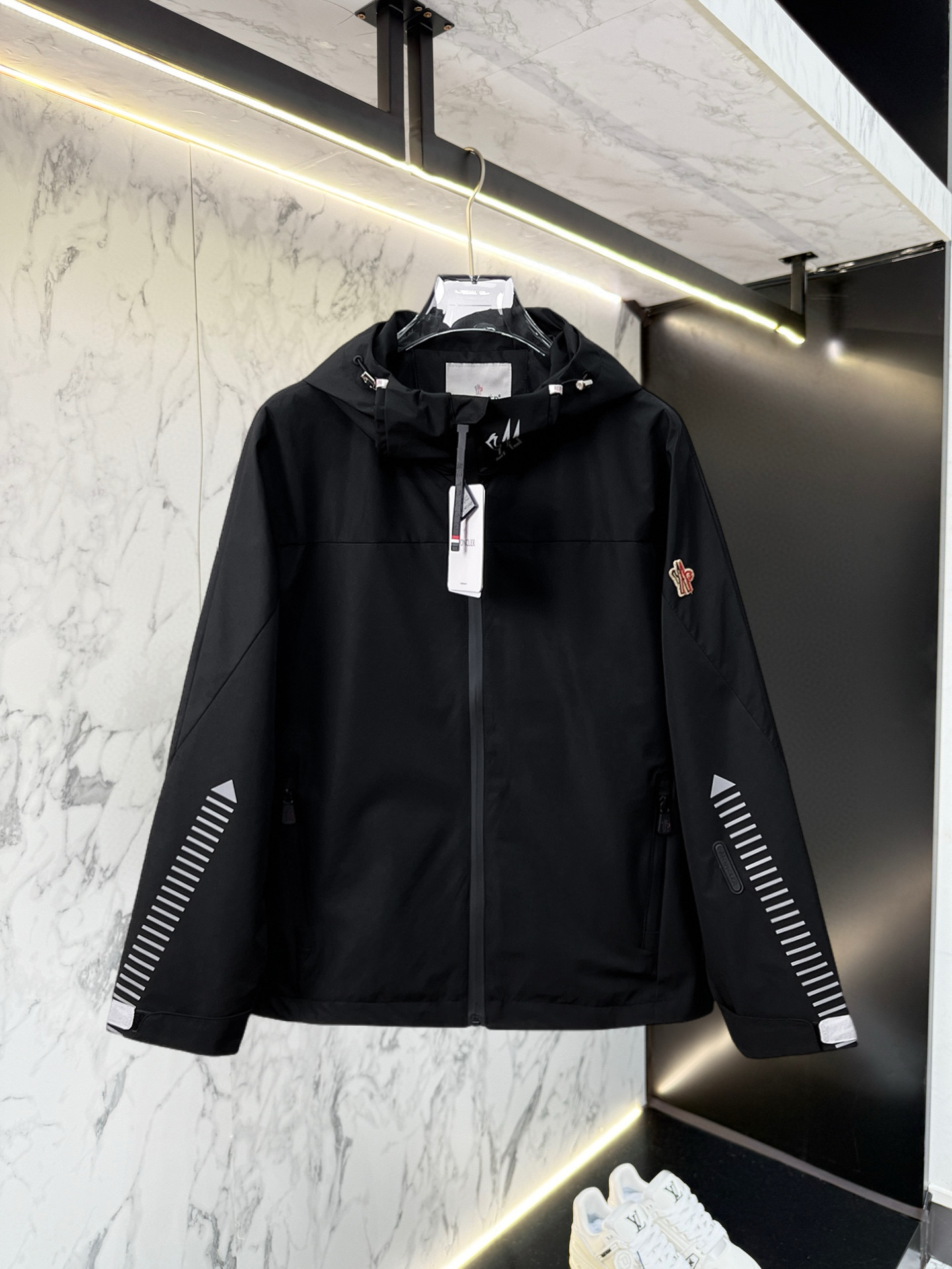 NO:528422,The new 2025 autumn jacket, the new product on the show is perfect, comfortable and warm, the three-standard complete colors and full and attractive, and the very outstanding design easily advances the sense of fashion. The workmanship is extremely exquisite and rigorous, and the wiring is neat and meticulous!  A masterpiece of a big-name designer!  The upper body doesn't look bloated and super handsome!  Spot code M ~ XXXL,,Moncler,jackets & coats,jackets & coats,alexander wang19860909蒙口 2025秋季新款夹克外套,秀场新品品相非常完美,舒适保暖,三标齐全色泽饱满诱人,非常出彩的设计,轻松将时髦感进阶,做工极为考究严谨,走线工整细致！大牌设计师巨作！上身不显臃肿、超级帅气！现货码数M ～ XXXL,,Moncler,jackets & coats,jackets & coats,alexander wang,Men's clothing