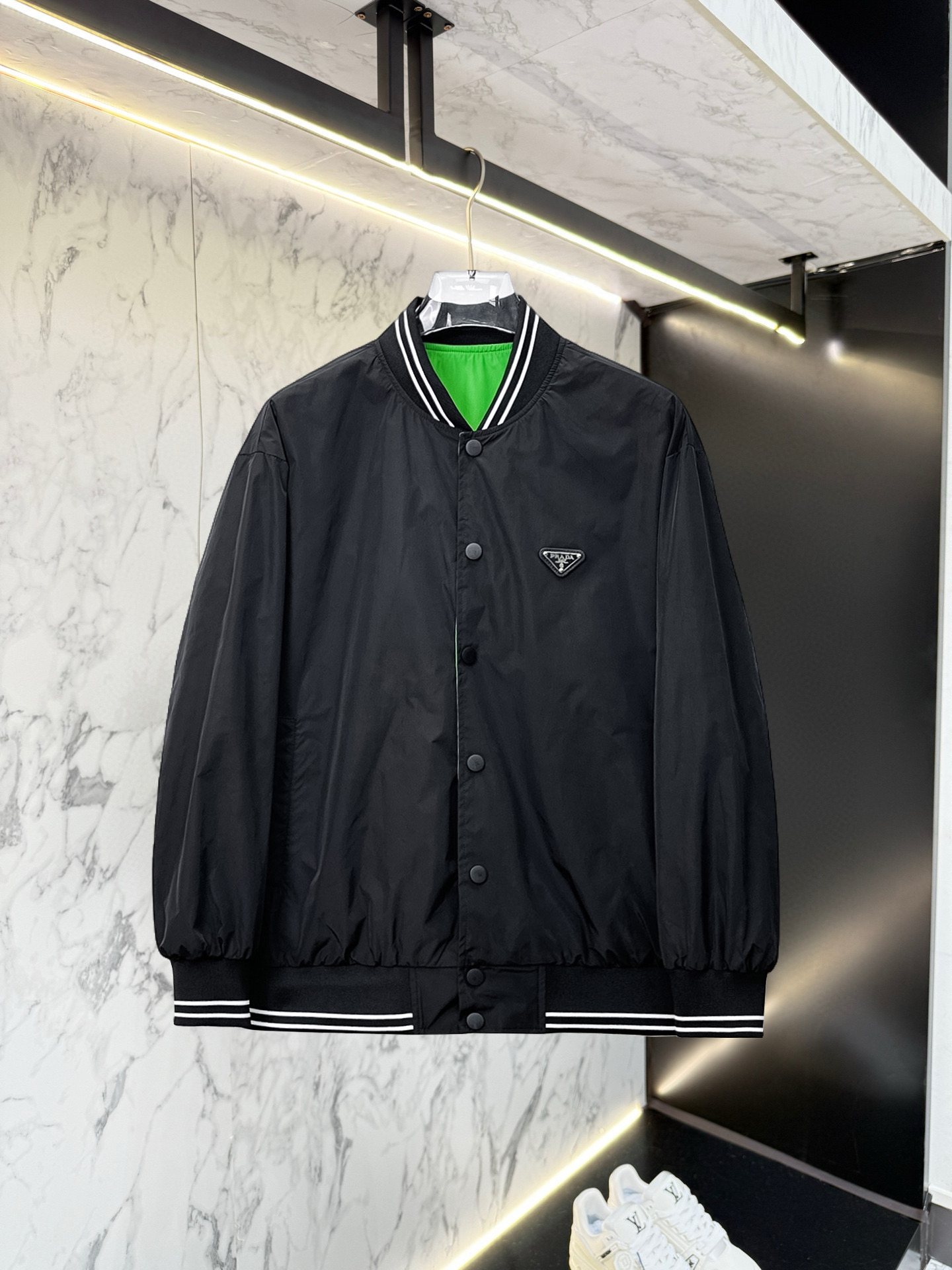 NO:528396,Prada double-sided wear, 2025 autumn new jacket jacket, the new product on the show is perfect, comfortable and warm, the three-standard complete colors and full and attractive, and the very outstanding design easily advances the sense of fashion, the workmanship is extremely exquisite and rigorous, and the wiring is neat and meticulous!  A masterpiece of a big-name designer!  The upper body doesn't look bloated and super handsome!  Spot code M ~ XXXL,,prada,jackets & coats,jackets & coats,alexander wang19860909普拉达 双面穿,2025秋季新款夹克外套,秀场新品品相非常完美,舒适保暖,三标齐全色泽饱满诱人,非常出彩的设计,轻松将时髦感进阶,做工极为考究严谨,走线工整细致！大牌设计师巨作！上身不显臃肿、超级帅气！现货码数M ～ XXXL,,prada,jackets & coats,jackets & coats,alexander wang,Men's clothing