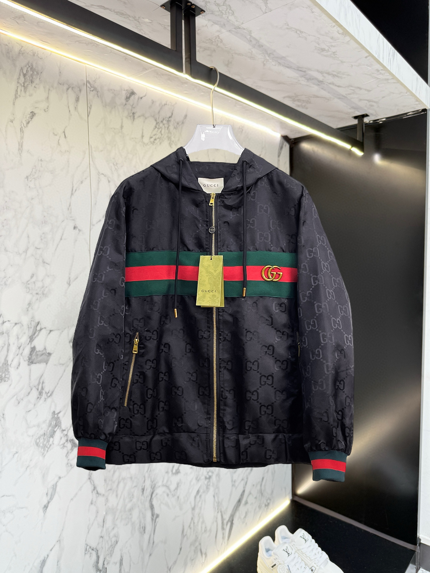 NO:528439,Guqi 2025 autumn new jacket jacket, the new product on the show is perfect, comfortable and warm, the three standards are complete in color and full and attractive, and the very outstanding design easily advances the sense of fashion, the workmanship is extremely exquisite and rigorous, and the wiring is neat and meticulous!  A masterpiece of a big-name designer!  The upper body doesn't look bloated and super handsome!  Spot code M ~ XXXL,,jackets & coats,jackets & coats,alexander wang19860909古奇 2025秋季新款夹克外套,秀场新品品相非常完美,舒适保暖,三标齐全色泽饱满诱人,非常出彩的设计,轻松将时髦感进阶,做工极为考究严谨,走线工整细致！大牌设计师巨作！上身不显臃肿、超级帅气！现货码数M ～ XXXL,,jackets & coats,jackets & coats,alexander wang,Men's clothing