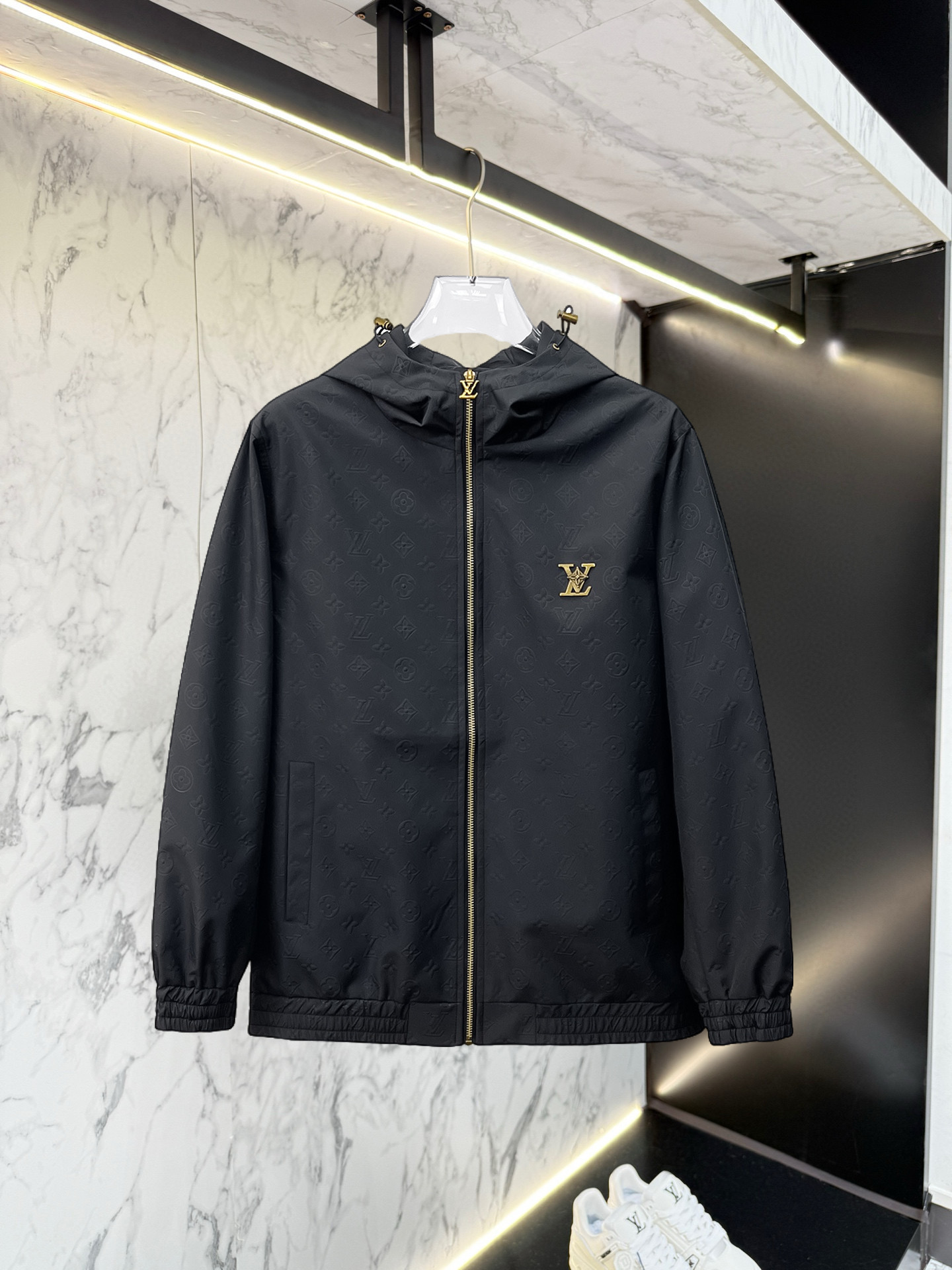 NO:528425,LV 2025 autumn new jacket jacket, the new product on the show is perfect, comfortable and warm, the three standards are complete in color and full and attractive, and the very outstanding design easily advances the sense of fashion, the workmanship is extremely exquisite and rigorous, and the wiring is neat and meticulous!  A masterpiece of a big-name designer!  The upper body doesn't look bloated and super handsome!  Spot code M ~ XXXL,,louis vuitton,jackets & coats,jackets & coats,alexander wang19860909LV 2025秋季新款夹克外套,秀场新品品相非常完美,舒适保暖,三标齐全色泽饱满诱人,非常出彩的设计,轻松将时髦感进阶,做工极为考究严谨,走线工整细致！大牌设计师巨作！上身不显臃肿、超级帅气！现货码数M ～ XXXL,,louis vuitton,jackets & coats,jackets & coats,alexander wang,Men's clothing