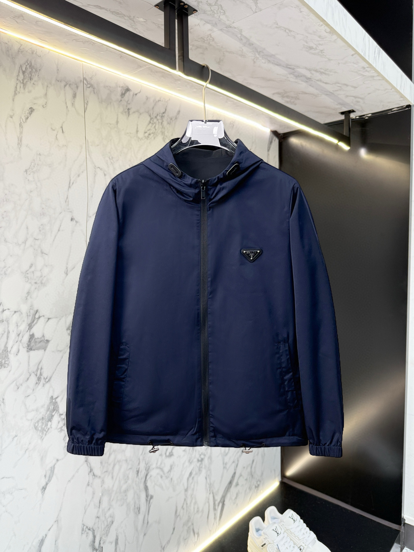 NO:528428,Prada double-sided wear, 2025 autumn new jacket jacket, the new product on the show is perfect, comfortable and warm, the three-standard complete colors and full and attractive, and the very outstanding design easily advances the sense of fashion, the workmanship is extremely exquisite and rigorous, and the wiring is neat and meticulous!  A masterpiece of a big-name designer!  The upper body doesn't look bloated and super handsome!  Spot code M ~ XXXL,,prada,jackets & coats,jackets & coats,alexander wang19860909普拉达 双面穿,2025秋季新款夹克外套,秀场新品品相非常完美,舒适保暖,三标齐全色泽饱满诱人,非常出彩的设计,轻松将时髦感进阶,做工极为考究严谨,走线工整细致！大牌设计师巨作！上身不显臃肿、超级帅气！现货码数M ～ XXXL,,prada,jackets & coats,jackets & coats,alexander wang,Men's clothing