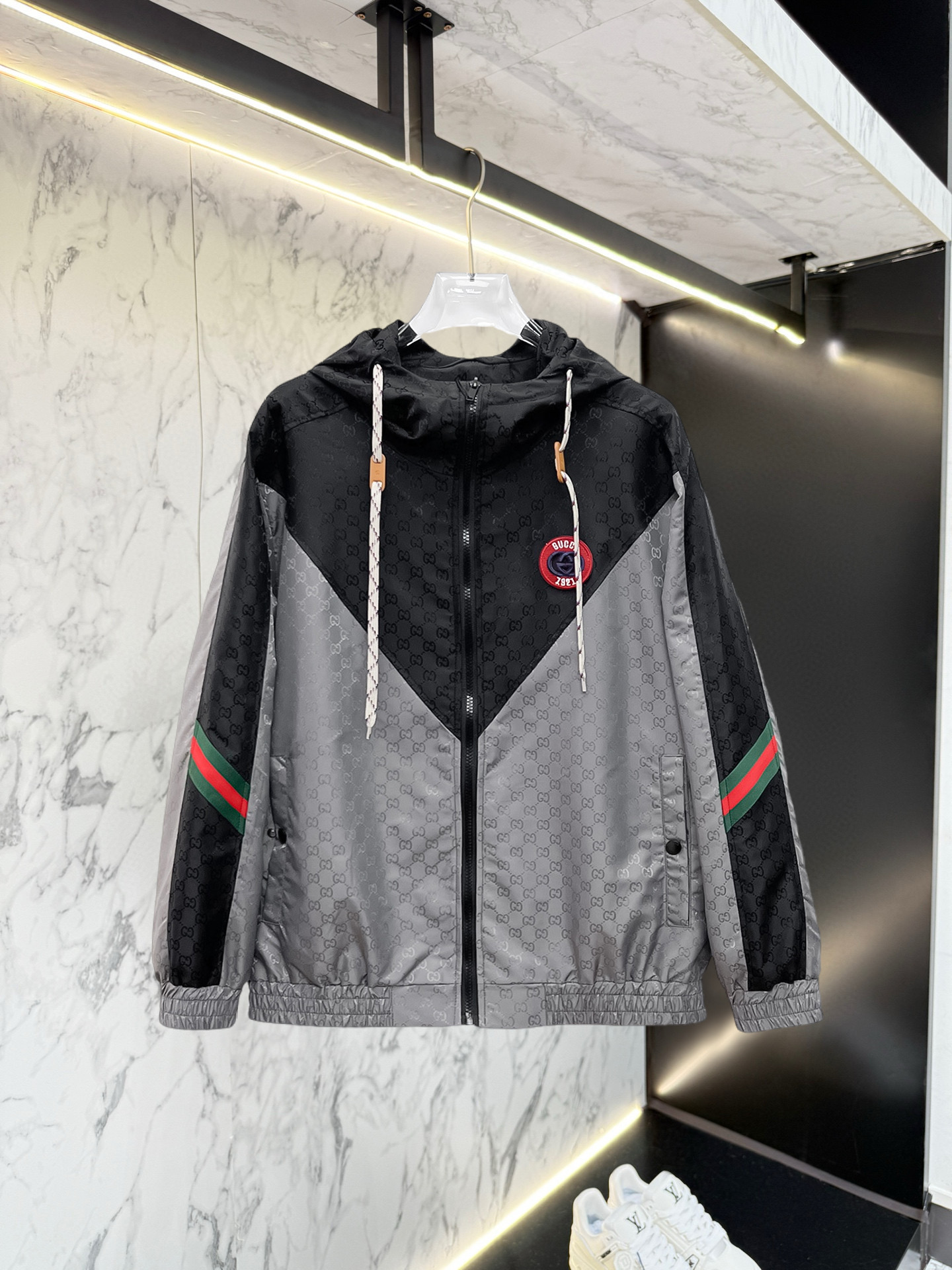 NO:528431,Guqi 2025 autumn new jacket jacket, the new product on the show is perfect, comfortable and warm, the three standards are complete in color and full and attractive, and the very outstanding design easily advances the sense of fashion, the workmanship is extremely exquisite and rigorous, and the wiring is neat and meticulous!  A masterpiece of a big-name designer!  The upper body doesn't look bloated and super handsome!  Spot code M ~ XXXL,,jackets & coats,jackets & coats,alexander wang19860909古奇 2025秋季新款夹克外套,秀场新品品相非常完美,舒适保暖,三标齐全色泽饱满诱人,非常出彩的设计,轻松将时髦感进阶,做工极为考究严谨,走线工整细致！大牌设计师巨作！上身不显臃肿、超级帅气！现货码数M ～ XXXL,,jackets & coats,jackets & coats,alexander wang,Men's clothing