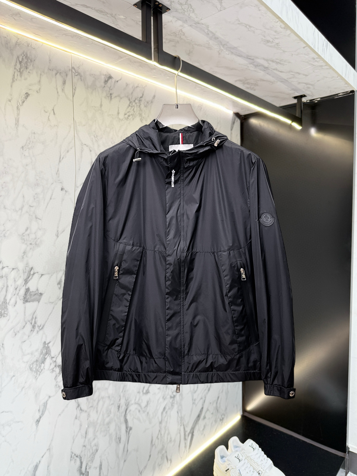 NO:528394,The new 2025 autumn jacket, the new product on the show is perfect, comfortable and warm, the three-standard complete colors and full and attractive, and the very outstanding design easily advances the sense of fashion. The workmanship is extremely exquisite and rigorous, and the wiring is neat and meticulous!  A masterpiece of a big-name designer!  The upper body doesn't look bloated and super handsome!  Spot code M ~ XXXL,,Moncler,jackets & coats,jackets & coats,alexander wang19860909蒙口 2025秋季新款夹克外套,秀场新品品相非常完美,舒适保暖,三标齐全色泽饱满诱人,非常出彩的设计,轻松将时髦感进阶,做工极为考究严谨,走线工整细致！大牌设计师巨作！上身不显臃肿、超级帅气！现货码数M ～ XXXL,,Moncler,jackets & coats,jackets & coats,alexander wang,Men's clothing