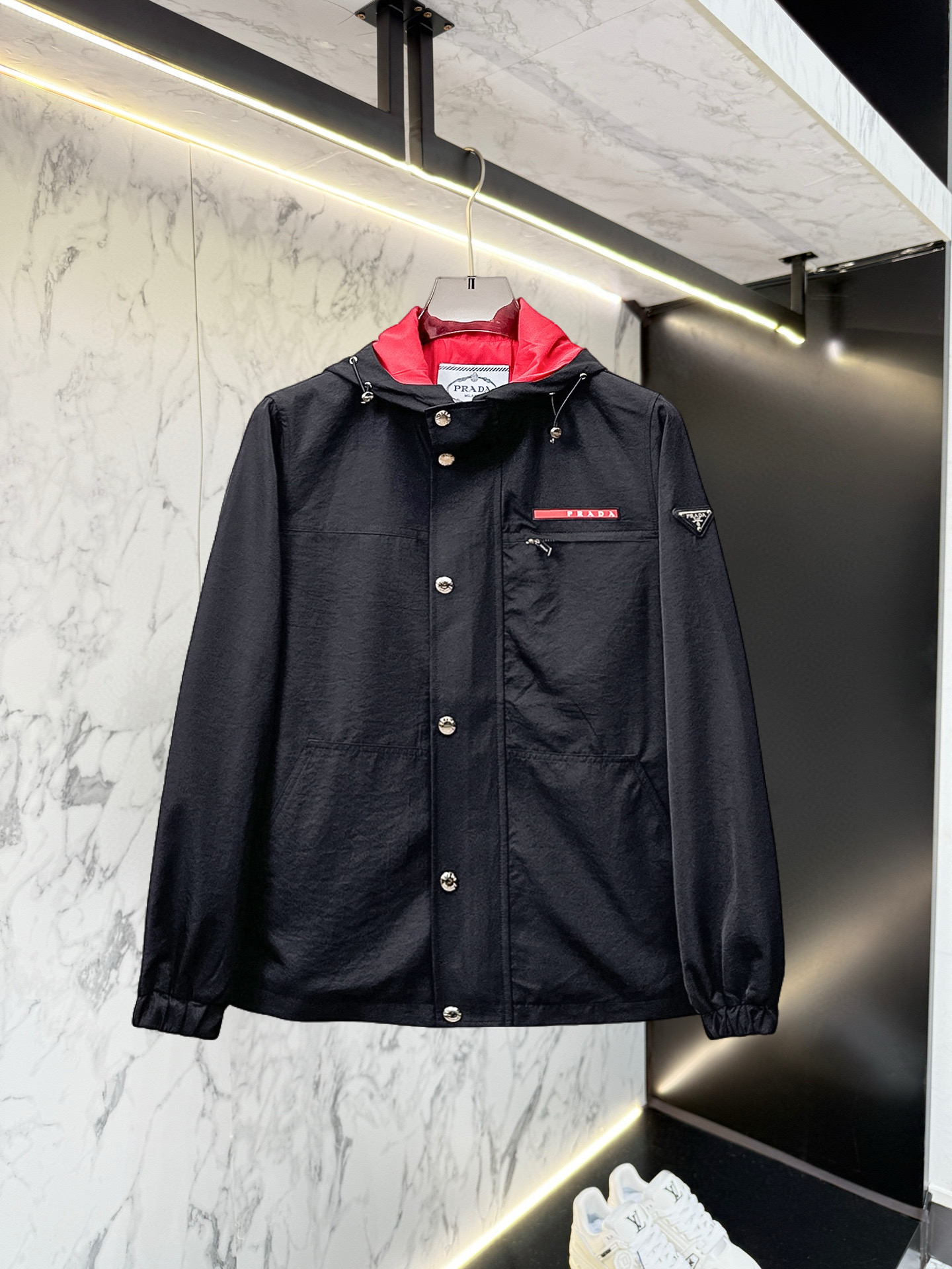 NO:528407,Prada 2025 autumn new jacket jacket, the new product on the show is perfect, comfortable and warm, the three standards are complete in color and full and attractive, and the very outstanding design easily advances the sense of fashion, the workmanship is extremely exquisite and rigorous, and the wiring is neat and meticulous!  A masterpiece of a big-name designer!  The upper body doesn't look bloated and super handsome!  Spot code M ~ XXXL,,prada,jackets & coats,jackets & coats,alexander wang19860909普拉达 2025秋季新款夹克外套,秀场新品品相非常完美,舒适保暖,三标齐全色泽饱满诱人,非常出彩的设计,轻松将时髦感进阶,做工极为考究严谨,走线工整细致！大牌设计师巨作！上身不显臃肿、超级帅气！现货码数M ～ XXXL,,prada,jackets & coats,jackets & coats,alexander wang,Men's clothing