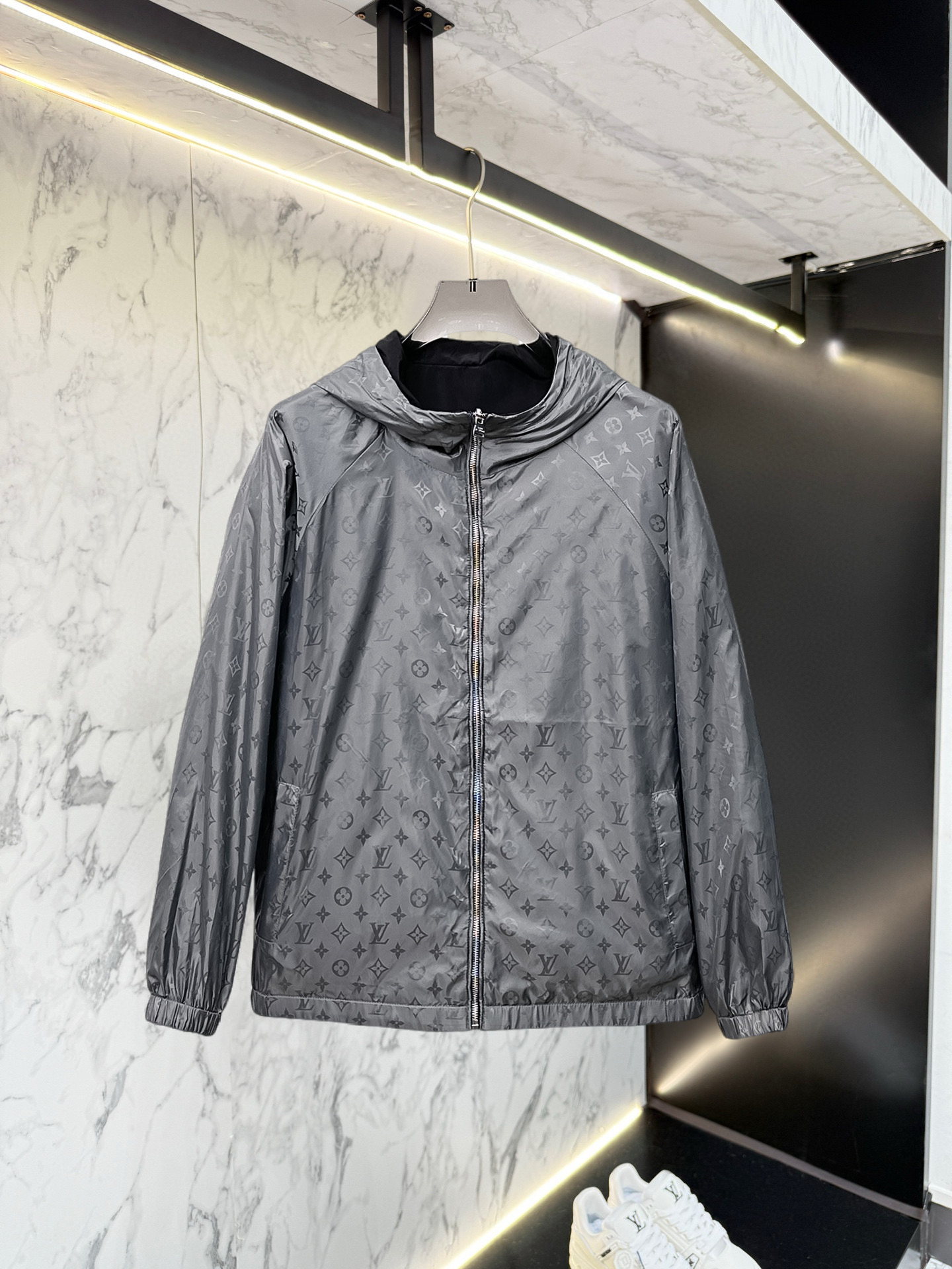 NO:528434,LV double-sided wear, 2025 autumn new jacket jacket, the new product on the show is perfect, comfortable and warm, the three-standard complete colors and full and attractive, and the very outstanding design easily advances the sense of fashion, the workmanship is extremely exquisite and rigorous, and the wiring is neat and meticulous!  A masterpiece of a big-name designer!  The upper body doesn't look bloated and super handsome!  Spot code M ~ XXXL,,louis vuitton,jackets & coats,jackets & coats,alexander wang19860909LV 双面穿,2025秋季新款夹克外套,秀场新品品相非常完美,舒适保暖,三标齐全色泽饱满诱人,非常出彩的设计,轻松将时髦感进阶,做工极为考究严谨,走线工整细致！大牌设计师巨作！上身不显臃肿、超级帅气！现货码数M ～ XXXL,,louis vuitton,jackets & coats,jackets & coats,alexander wang,Men's clothing