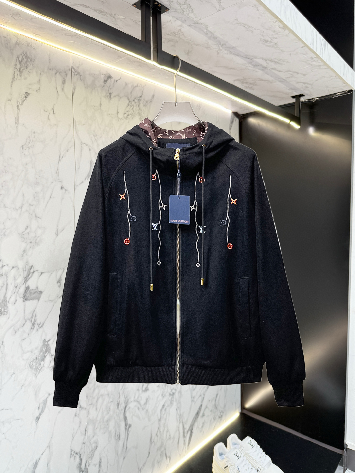 NO:528411,LV double-sided wear, 2025 autumn new jacket jacket, the new product on the show is perfect, comfortable and warm, the three-standard complete colors and full and attractive, and the very outstanding design easily advances the sense of fashion, the workmanship is extremely exquisite and rigorous, and the wiring is neat and meticulous!  A masterpiece of a big-name designer!  The upper body doesn't look bloated and super handsome!  Spot code M ~ XXXL,,louis vuitton,jackets & coats,jackets & coats,alexander wang19860909LV 双面穿,2025秋季新款夹克外套,秀场新品品相非常完美,舒适保暖,三标齐全色泽饱满诱人,非常出彩的设计,轻松将时髦感进阶,做工极为考究严谨,走线工整细致！大牌设计师巨作！上身不显臃肿、超级帅气！现货码数M ～ XXXL,,louis vuitton,jackets & coats,jackets & coats,alexander wang,Men's clothing