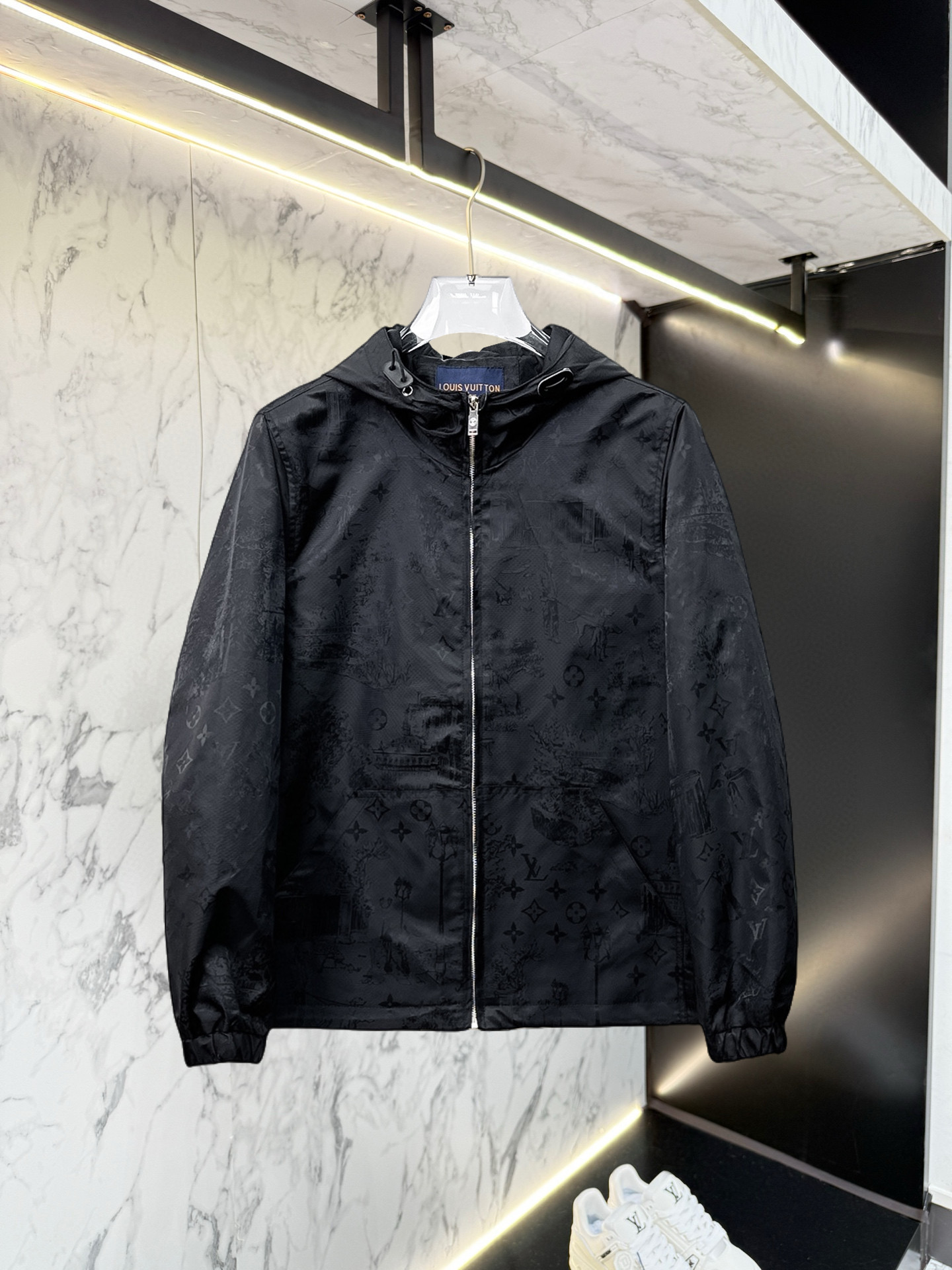 NO:528409,LV 2025 autumn new jacket jacket, the new product on the show is perfect, comfortable and warm, the three standards are complete in color and full and attractive, and the very outstanding design easily advances the sense of fashion, the workmanship is extremely exquisite and rigorous, and the wiring is neat and meticulous!  A masterpiece of a big-name designer!  The upper body doesn't look bloated and super handsome!  Spot code M ~ XXXL,,louis vuitton,jackets & coats,jackets & coats,alexander wang19860909LV 2025秋季新款夹克外套,秀场新品品相非常完美,舒适保暖,三标齐全色泽饱满诱人,非常出彩的设计,轻松将时髦感进阶,做工极为考究严谨,走线工整细致！大牌设计师巨作！上身不显臃肿、超级帅气！现货码数M ～ XXXL,,louis vuitton,jackets & coats,jackets & coats,alexander wang,Men's clothing