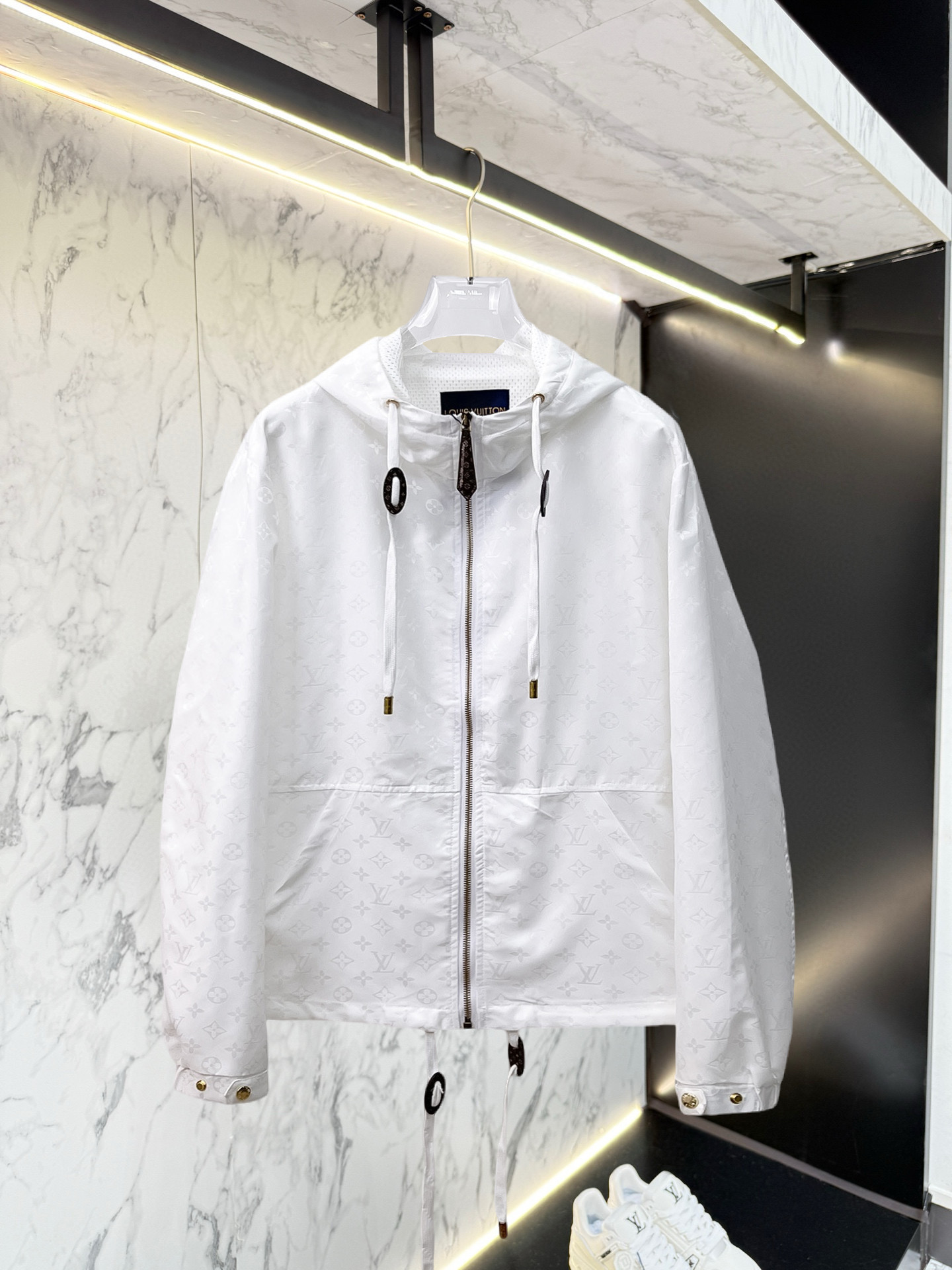 NO:528436,LV 2025 autumn new jacket jacket, the new product on the show is perfect, comfortable and warm, the three standards are complete in color and full and attractive, and the very outstanding design easily advances the sense of fashion, the workmanship is extremely exquisite and rigorous, and the wiring is neat and meticulous!  A masterpiece of a big-name designer!  The upper body doesn't look bloated and super handsome!  Spot code M ~ XXXL,,louis vuitton,jackets & coats,jackets & coats,alexander wang19860909LV 2025秋季新款夹克外套,秀场新品品相非常完美,舒适保暖,三标齐全色泽饱满诱人,非常出彩的设计,轻松将时髦感进阶,做工极为考究严谨,走线工整细致！大牌设计师巨作！上身不显臃肿、超级帅气！现货码数M ～ XXXL,,louis vuitton,jackets & coats,jackets & coats,alexander wang,Men's clothing