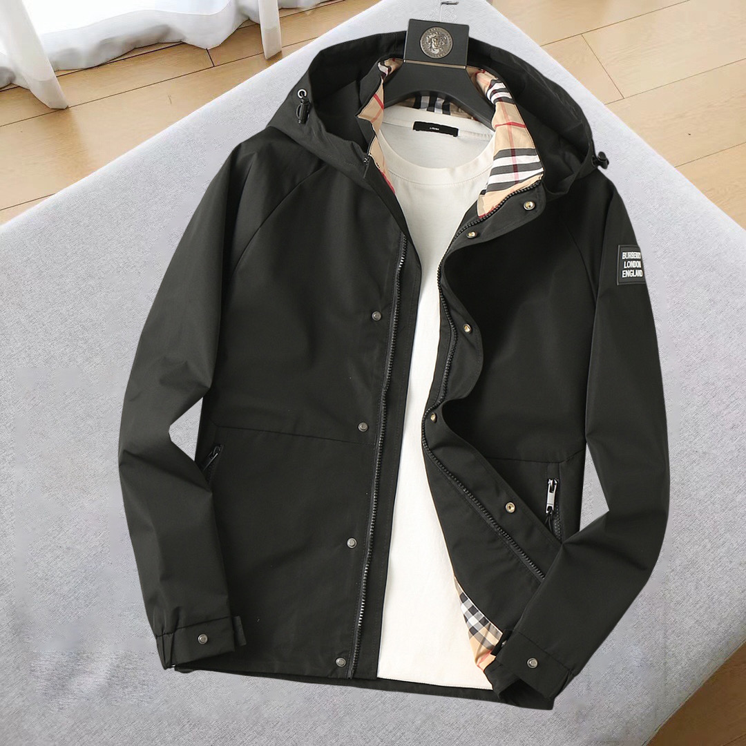 NO:545012,Burberry's new jacket jacket in early autumn 2025, the new product on the show is perfect, comfortable and warm, the three-standard complete colors and full and attractive, and the very outstanding design easily advances the sense of fashion, the workmanship is extremely exquisite and rigorous, and the wiring is neat and meticulous!  A masterpiece of a big-name designer!  The upper body doesn't look bloated and super handsome!  Spot code M ~ XXXL,,burberry,jackets & coats,jackets & coats,alexander wang19860909巴宝莉 2025初秋新款夹克外套,秀场新品品相非常完美,舒适保暖,三标齐全色泽饱满诱人,非常出彩的设计,轻松将时髦感进阶,做工极为考究严谨,走线工整细致！大牌设计师巨作！上身不显臃肿、超级帅气！现货码数M ～ XXXL,,burberry,jackets & coats,jackets & coats,alexander wang,Men's clothing