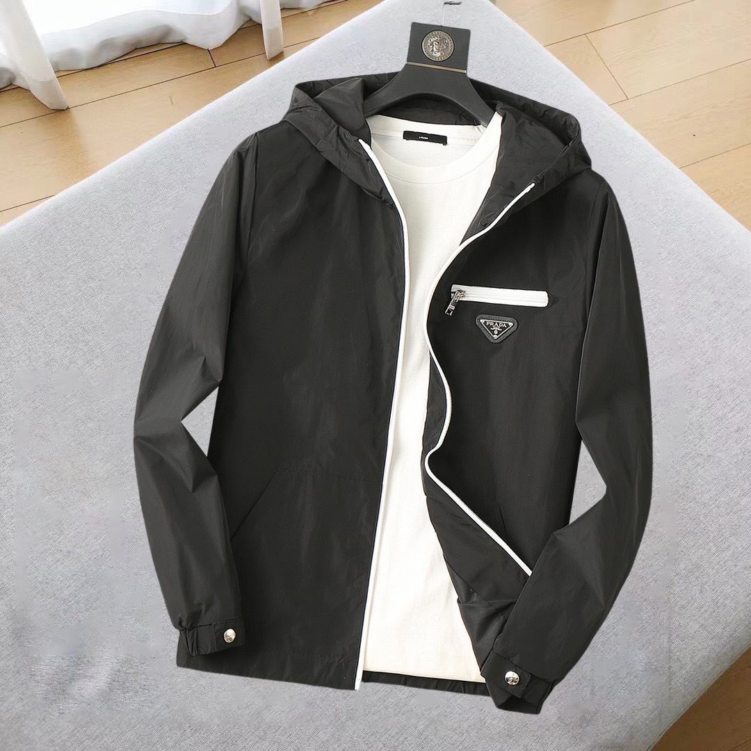 NO:545027,Prada's new jacket jacket in early autumn 2025, the new product on the show is perfect, comfortable and warm, the three standards are complete in color and full and attractive, and the very outstanding design easily advances the sense of fashion. The workmanship is extremely exquisite and rigorous, and the wiring is neat and meticulous!  A masterpiece of a big-name designer!  The upper body doesn't look bloated and super handsome!  Spot code M ~ XXXL,,prada,jackets & coats,jackets & coats,alexander wang19860909普拉达 2025初秋新款夹克外套,秀场新品品相非常完美,舒适保暖,三标齐全色泽饱满诱人,非常出彩的设计,轻松将时髦感进阶,做工极为考究严谨,走线工整细致！大牌设计师巨作！上身不显臃肿、超级帅气！现货码数M ～ XXXL,,prada,jackets & coats,jackets & coats,alexander wang,Men's clothing