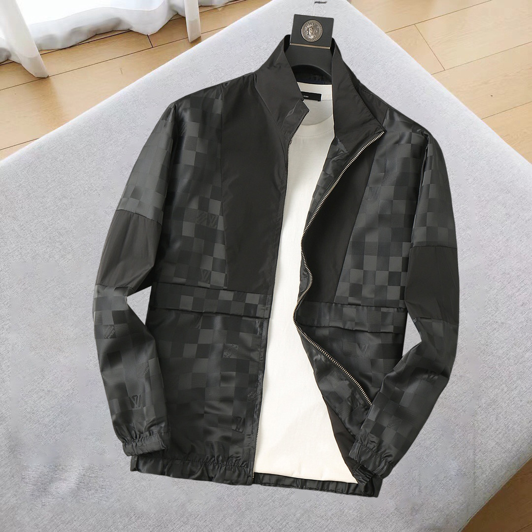 NO:545051,LV 2025 early autumn new jacket jacket, the new product on the show is perfect, comfortable and warm, the three standards are complete in color and full and attractive, and the very outstanding design easily advances the sense of fashion, the workmanship is extremely exquisite and rigorous, and the wiring is neat and meticulous!  A masterpiece of a big-name designer!  The upper body doesn't look bloated and super handsome!  Spot code M ~ XXXL,,louis vuitton,jackets & coats,jackets & coats,alexander wang19860909LV 2025初秋新款夹克外套,秀场新品品相非常完美,舒适保暖,三标齐全色泽饱满诱人,非常出彩的设计,轻松将时髦感进阶,做工极为考究严谨,走线工整细致！大牌设计师巨作！上身不显臃肿、超级帅气！现货码数M ～ XXXL,,louis vuitton,jackets & coats,jackets & coats,alexander wang,Men's clothing
