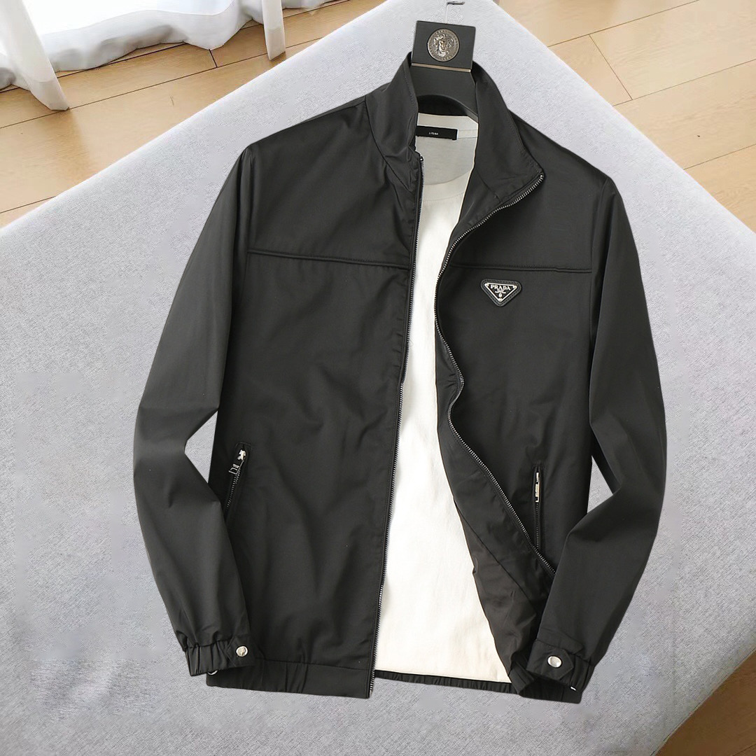 NO:544984,Prada's new 2025 early autumn jacket, the new product on the show is in perfect condition, comfortable and warm, complete with three colors, full of attractive colors, very outstanding design, easily upgrades the sense of fashion, extremely elegant and rigorous workmanship, neat and meticulous wiring!  A masterpiece from a famous designer!  The upper body does not look bloated and is super handsome!  Available sizes M ~ XXXL,,prada,jackets & coats,jackets & coats,alexander wang19860909普拉达 2025初秋新款夹克外套,秀场新品品相非常完美,舒适保暖,三标齐全色泽饱满诱人,非常出彩的设计,轻松将时髦感进阶,做工极为考究严谨,走线工整细致！大牌设计师巨作！上身不显臃肿、超级帅气！现货码数M ～ XXXL,,prada,jackets & coats,jackets & coats,alexander wang,Men's clothing