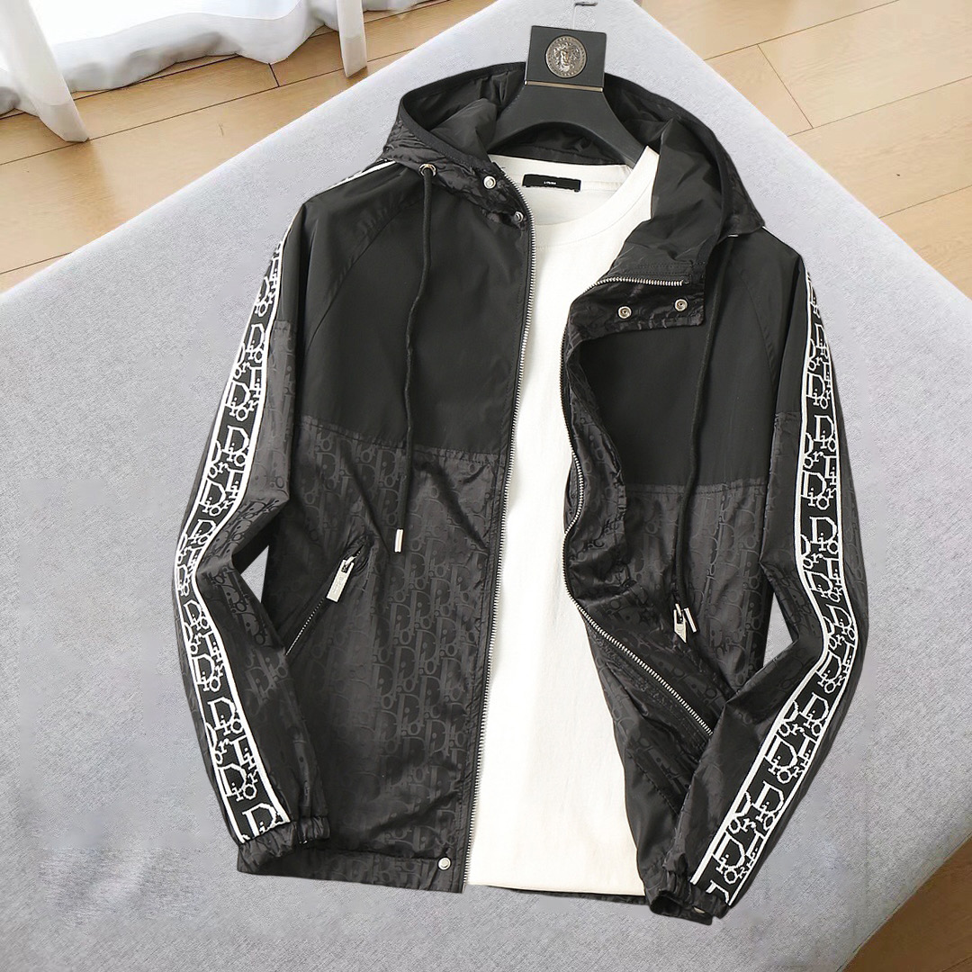 NO:545074,Dior's new 2025 early autumn jacket, the new product on the show is in perfect condition, comfortable and warm, complete with three labels, full of attractive colors, very outstanding design, easily upgrades the sense of fashion, extremely elegant and rigorous workmanship, neat and meticulous wiring!  A masterpiece from a famous designer!  The upper body does not look bloated and is super handsome!  Available sizes M ~ XXXL,,dior,jackets & coats,jackets & coats,alexander wang19860909迪奥 2025初秋新款夹克外套,秀场新品品相非常完美,舒适保暖,三标齐全色泽饱满诱人,非常出彩的设计,轻松将时髦感进阶,做工极为考究严谨,走线工整细致！大牌设计师巨作！上身不显臃肿、超级帅气！现货码数M ～ XXXL,,dior,jackets & coats,jackets & coats,alexander wang,Men's clothing