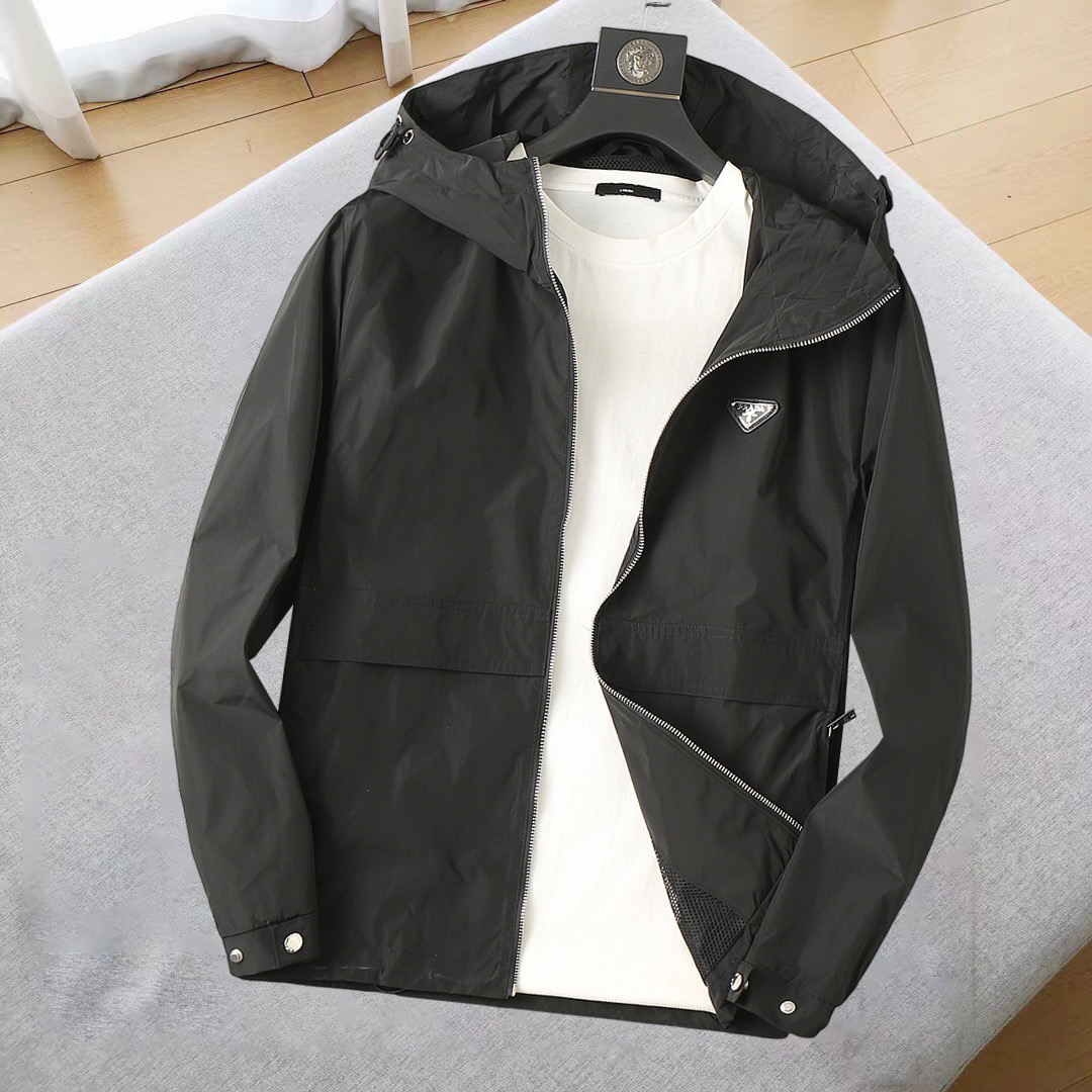 NO:545082,Prada's new jacket jacket in early autumn 2025, the new product on the show is perfect, comfortable and warm, the three standards are complete in color and full and attractive, and the very outstanding design easily advances the sense of fashion. The workmanship is extremely exquisite and rigorous, and the wiring is neat and meticulous!  A masterpiece of a big-name designer!  The upper body doesn't look bloated and super handsome!  Spot code M ~ XXXL,,prada,jackets & coats,jackets & coats,alexander wang19860909普拉达 2025初秋新款夹克外套,秀场新品品相非常完美,舒适保暖,三标齐全色泽饱满诱人,非常出彩的设计,轻松将时髦感进阶,做工极为考究严谨,走线工整细致！大牌设计师巨作！上身不显臃肿、超级帅气！现货码数M ～ XXXL,,prada,jackets & coats,jackets & coats,alexander wang,Men's clothing