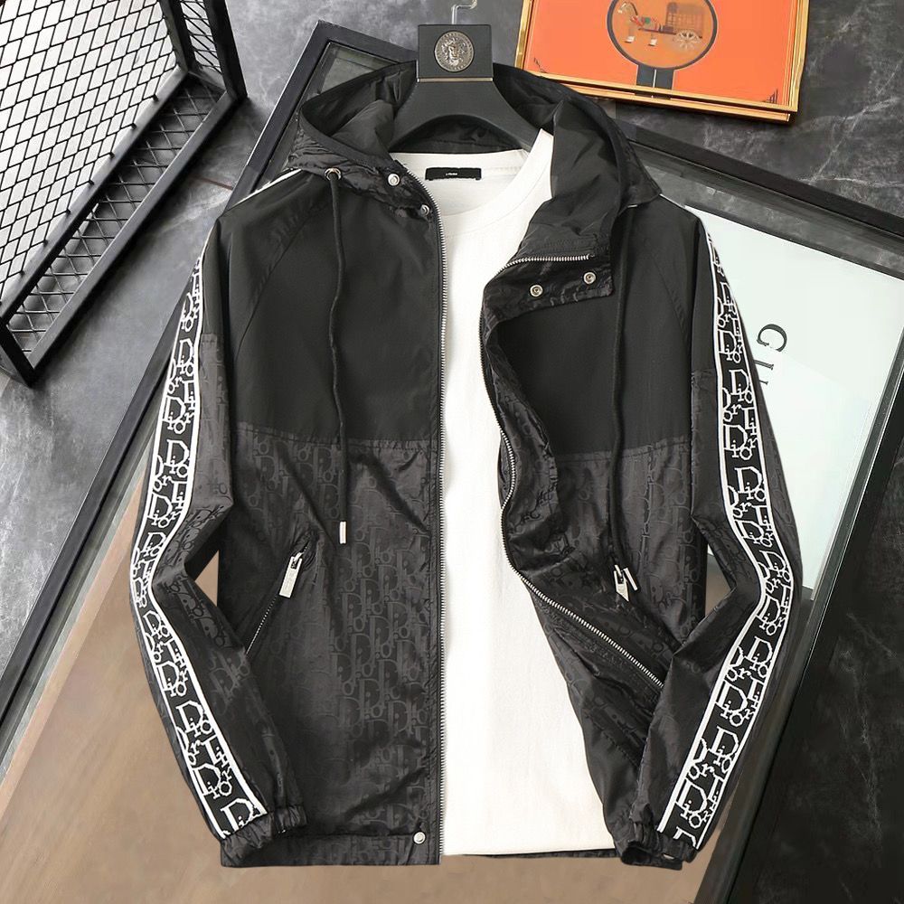 NO:737089,Dior's 2026 spring new jacket, the new product on the show is in perfect condition, comfortable and warm, complete with three labels, full and attractive color, very outstanding design, easily upgrades the fashion sense, extremely sophisticated and rigorous workmanship, neat and meticulous wiring!  A masterpiece from a famous designer!  The upper body does not look bloated and is super handsome!  Available sizes M ~ XXXL,,dior,jackets & coats,jackets & coats,19860909迪奥 2026开春新款夹克外套,秀场新品品相非常完美,舒适保暖,三标齐全色泽饱满诱人,非常出彩的设计,轻松将时髦感进阶,做工极为考究严谨,走线工整细致！大牌设计师巨作！上身不显臃肿、超级帅气！现货码数M ～ XXXL,,dior,jackets & coats,jackets & coats,,Men's clothing
