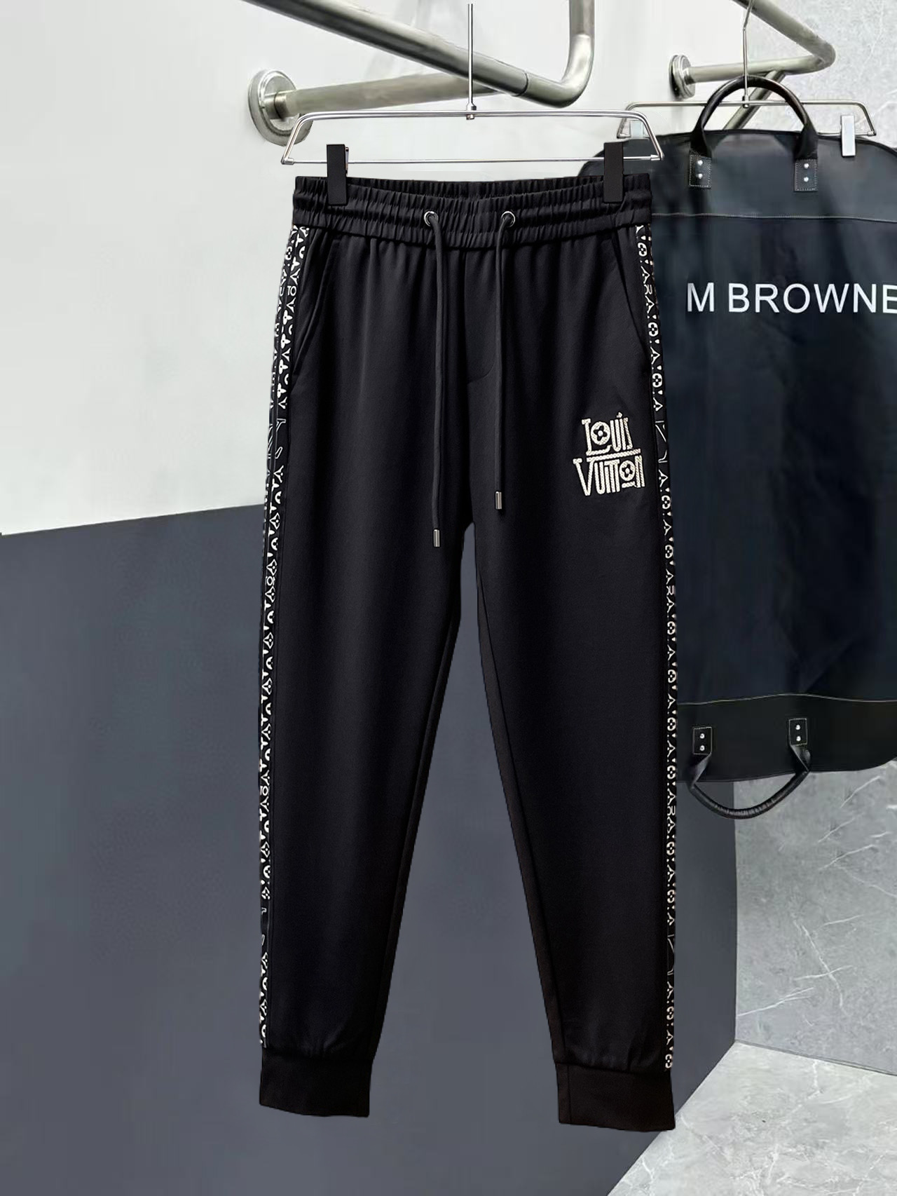 NO:526318,LV 2025 autumn and winter new casual pants!  The official website is released simultaneously. The brand's classic LOGO casual pants, customized fabric, excellent comfort, strong hand touch. Extremely recognizable, perfect quality craftsmanship. Size M-3XL,,louis vuitton,alexander wang19860909LV 2025秋冬新款休闲裤！官网同步发售.品牌经典LOGO休闲裤 ,定制面料,舒适度极好,手触感强烈.辨识度极高,完美品相工艺. 尺码M-3XL,,louis vuitton,alexander wang,Men's clothing