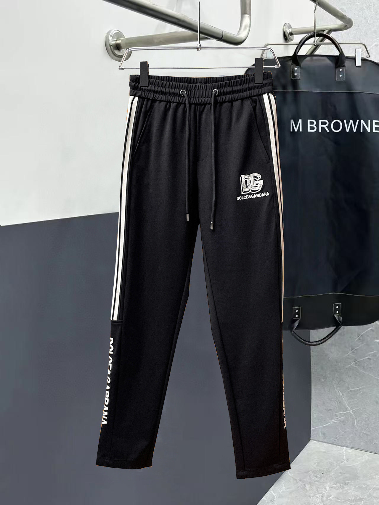 NO:526312,DG 2025 autumn and winter new casual pants!  The official website is released simultaneously. The brand's classic LOGO casual pants, customized fabric, excellent comfort, strong hand touch. Extremely recognizable, perfect quality craftsmanship. Size M-3XL, alexander wang19860909DG 2025秋冬新款休闲裤！官网同步发售.品牌经典LOGO休闲裤 ,定制面料,舒适度极好,手触感强烈.辨识度极高,完美品相工艺. 尺码M-3XL,,alexander wang,Men's clothing