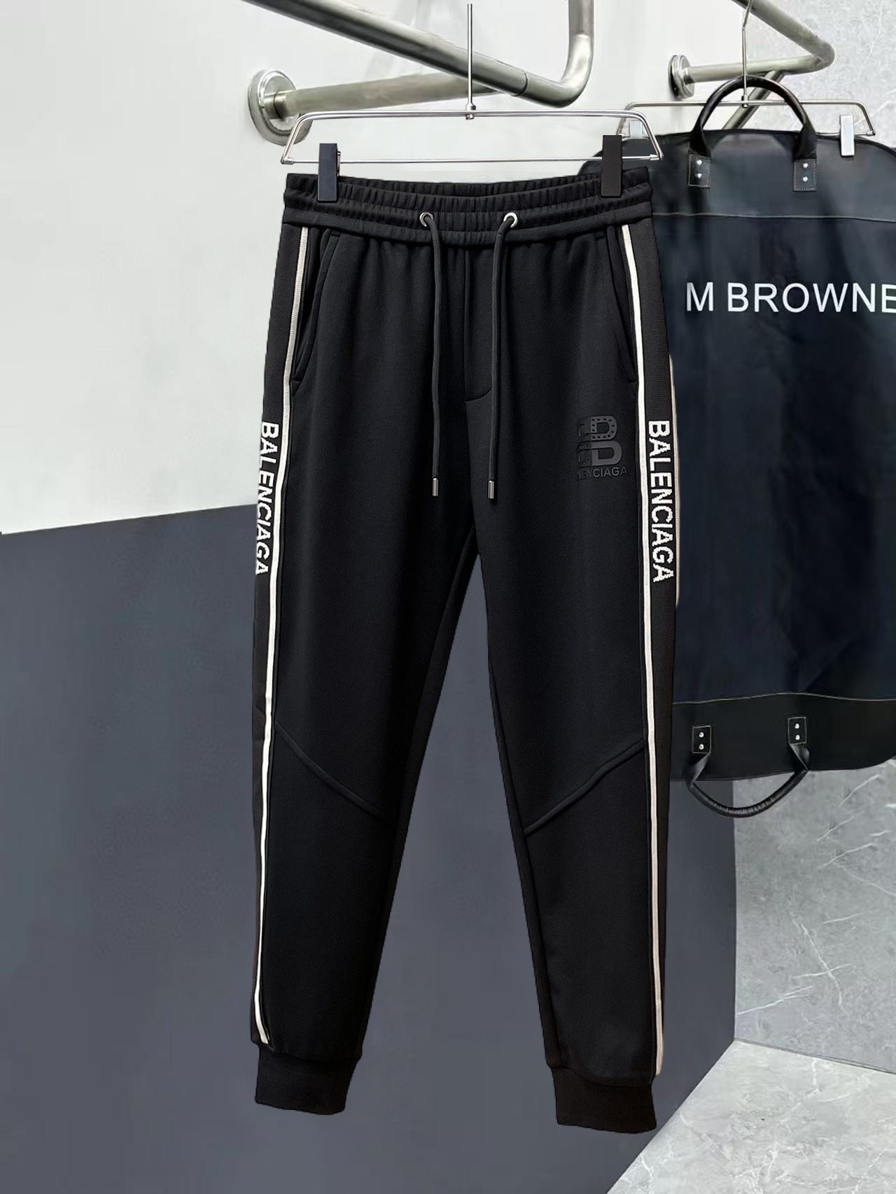 NO:526306,Balenciaga 2025 autumn and winter new casual pants!  The official website is released simultaneously. The brand's classic LOGO casual pants, customized fabric, excellent comfort, strong hand touch. Extremely recognizable, perfect quality craftsmanship. Size M-3XL, balenciaga, alexander wang19860909巴黎世家 2025秋冬新款休闲裤！官网同步发售.品牌经典LOGO休闲裤 ,定制面料,舒适度极好,手触感强烈.辨识度极高,完美品相工艺. 尺码M-3XL,,balenciaga,alexander wang,Men's clothing