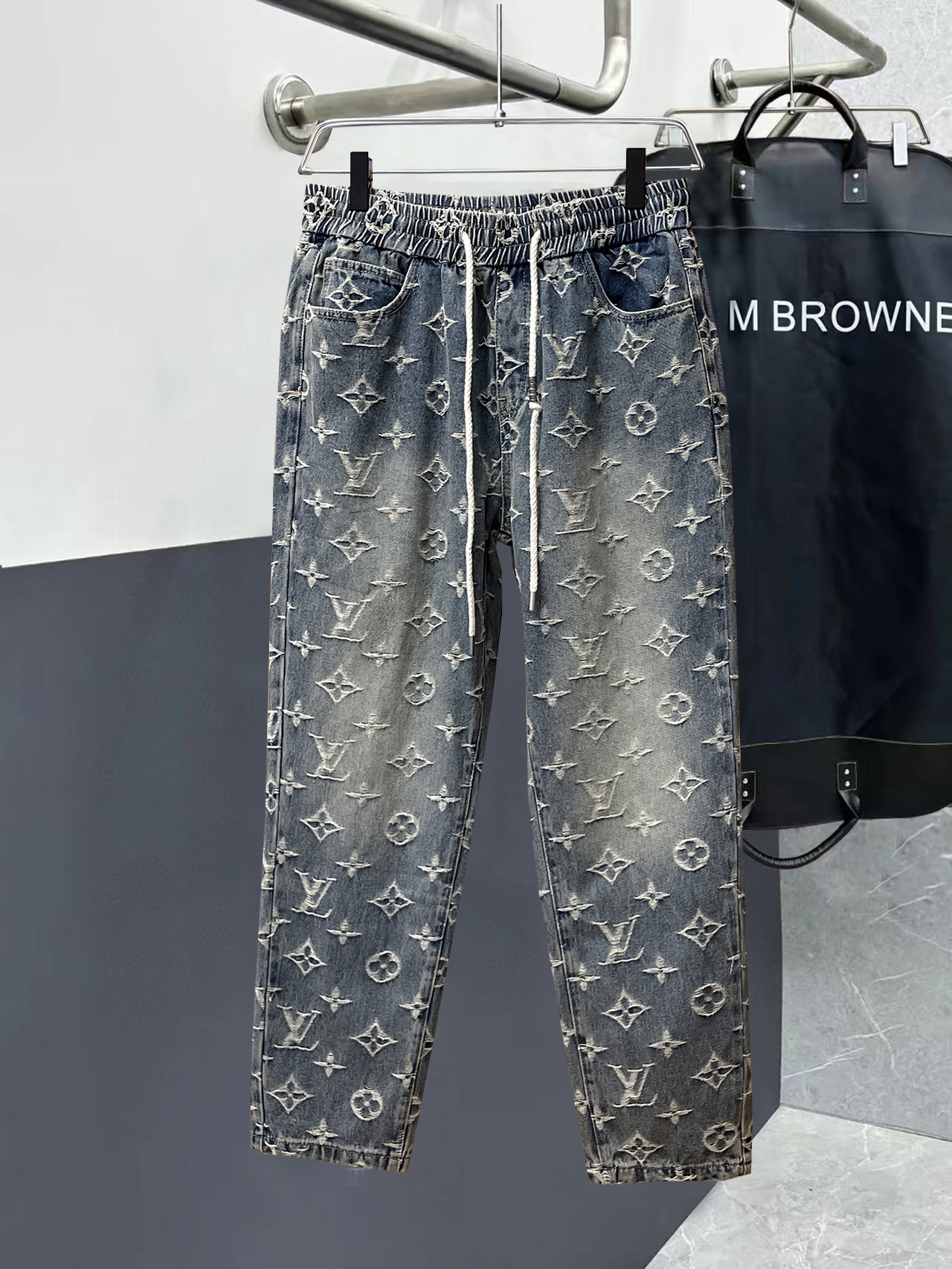 NO:526280,LV 2025 autumn and winter new casual pants!  The official website is released simultaneously. The brand's classic LOGO casual pants, customized fabric, excellent comfort, strong hand touch. Extremely recognizable, perfect quality craftsmanship. Size M-3XL,,louis vuitton,alexander wang19860909LV 2025秋冬新款休闲裤！官网同步发售.品牌经典LOGO休闲裤 ,定制面料,舒适度极好,手触感强烈.辨识度极高,完美品相工艺. 尺码M-3XL,,louis vuitton,alexander wang,Men's clothing