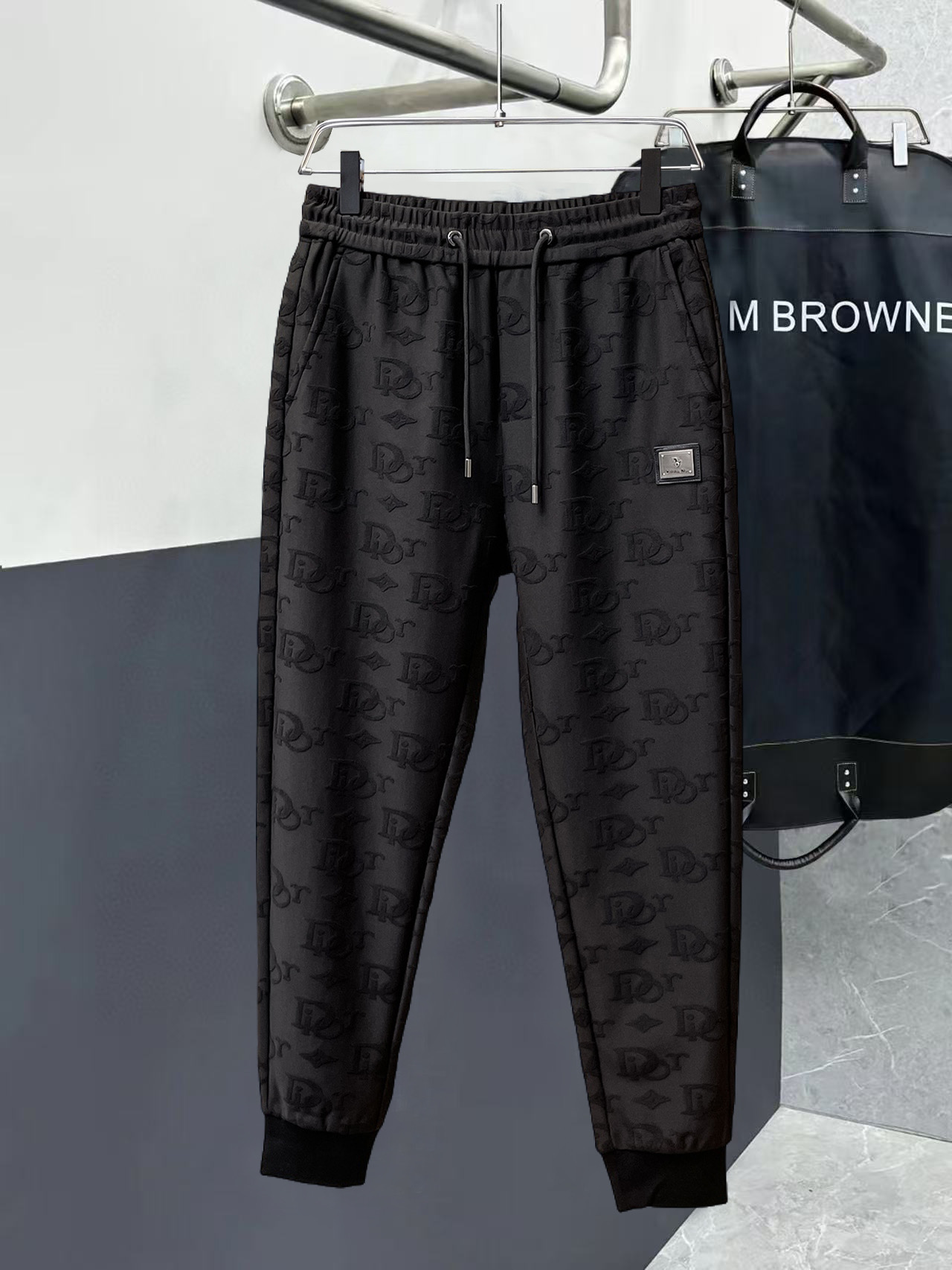NO:526297,Dior 2025 autumn and winter new casual pants!  The official website is released simultaneously. The brand's classic LOGO casual pants, customized fabric, excellent comfort and strong hand touch. Very high recognition and perfect quality craftsmanship. Size M-3XL, dior, alexander wang19860909迪奥 2025秋冬新款休闲裤！官网同步发售.品牌经典LOGO休闲裤 ,定制面料,舒适度极好,手触感强烈.辨识度极高,完美品相工艺. 尺码M-3XL,,dior,alexander wang,Men's clothing