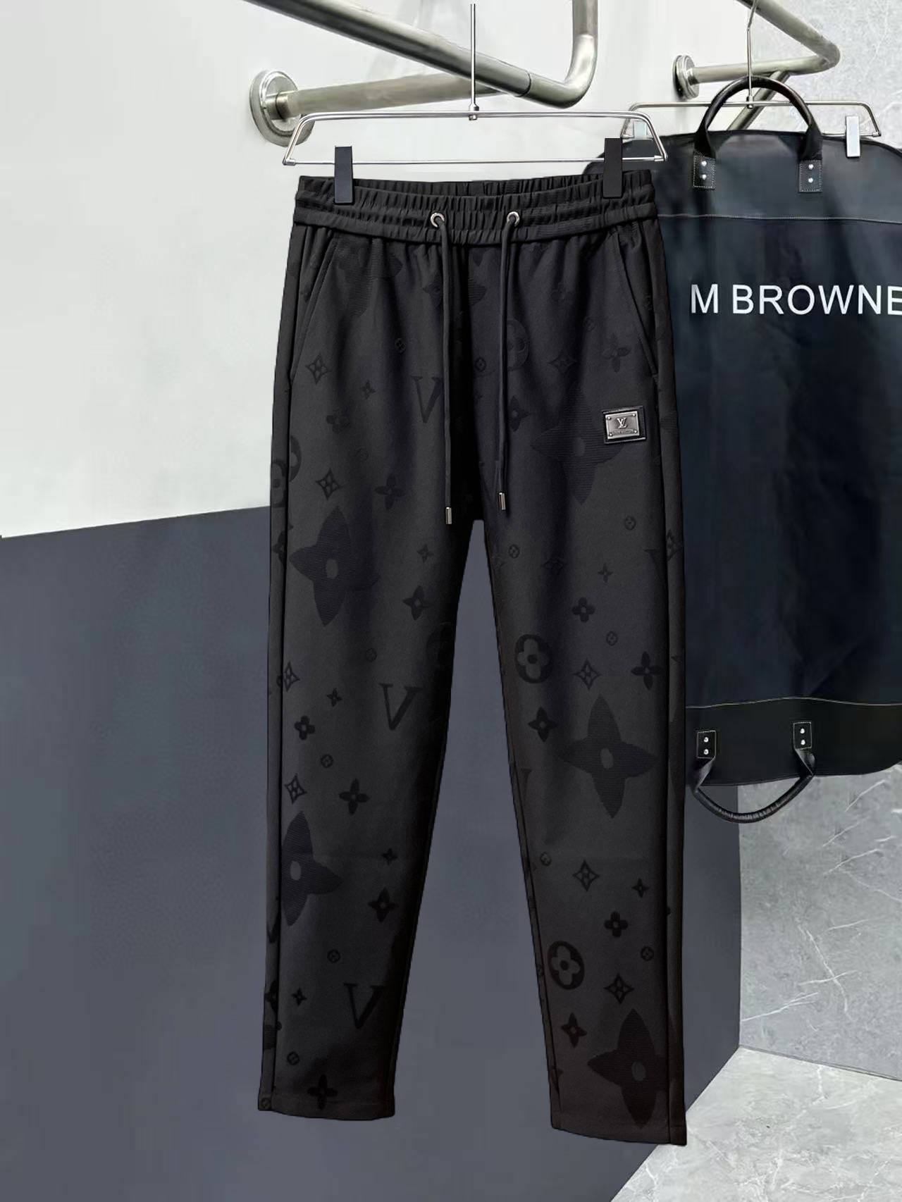 NO:526294,LV 2025 autumn and winter new casual pants!  The official website is released simultaneously. The brand's classic LOGO casual pants, customized fabric, excellent comfort, strong hand touch. Extremely recognizable, perfect quality craftsmanship. Size M-3XL,,louis vuitton,alexander wang19860909LV 2025秋冬新款休闲裤！官网同步发售.品牌经典LOGO休闲裤 ,定制面料,舒适度极好,手触感强烈.辨识度极高,完美品相工艺. 尺码M-3XL,,louis vuitton,alexander wang,Men's clothing