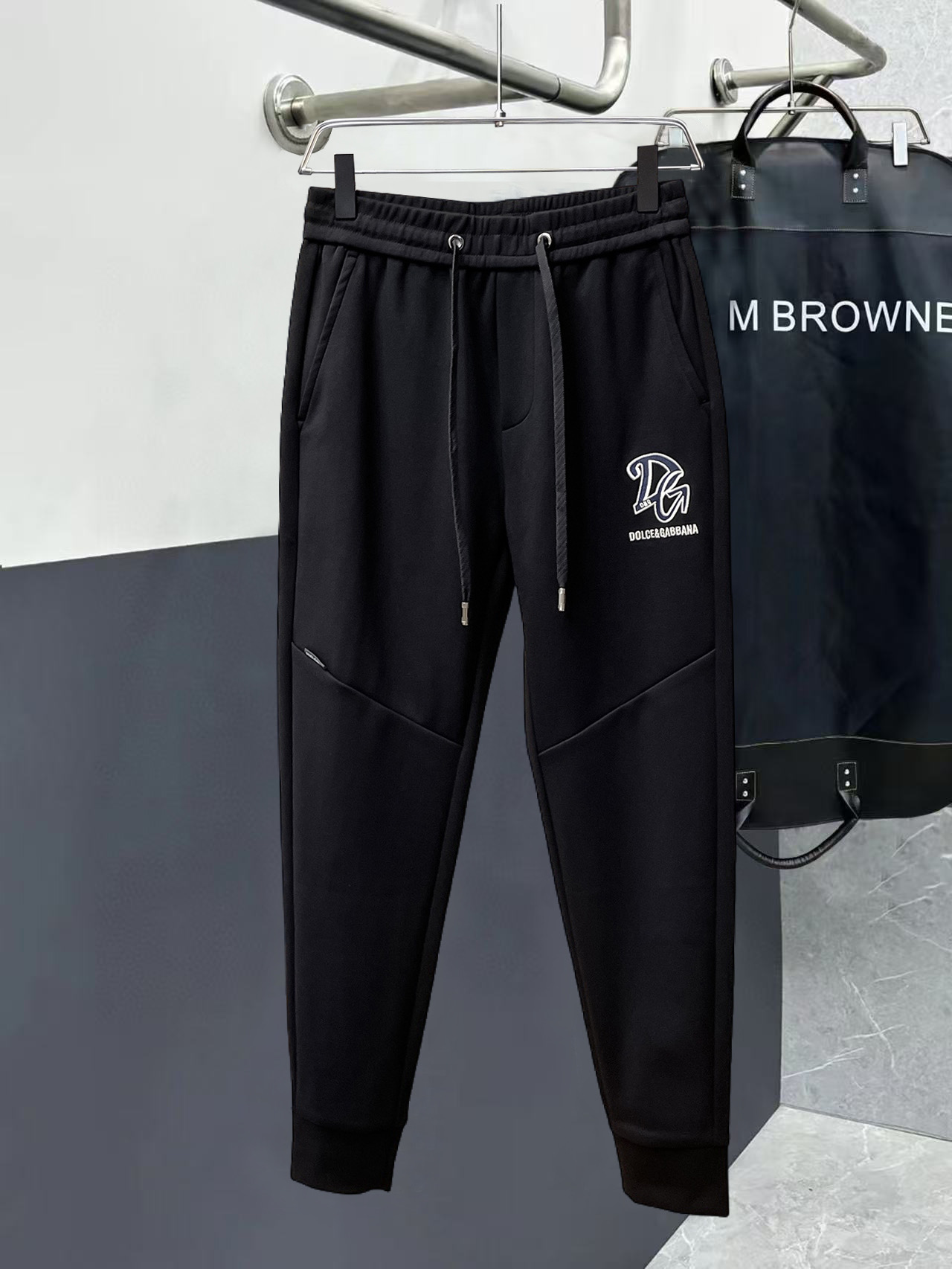 NO:526293,DG 2025 autumn and winter new casual pants!  The official website is released simultaneously. The brand's classic LOGO casual pants, customized fabric, excellent comfort, strong hand touch. Extremely recognizable, perfect quality craftsmanship. Size M-3XL, alexander wang19860909DG 2025秋冬新款休闲裤！官网同步发售.品牌经典LOGO休闲裤 ,定制面料,舒适度极好,手触感强烈.辨识度极高,完美品相工艺. 尺码M-3XL,,alexander wang,Men's clothing