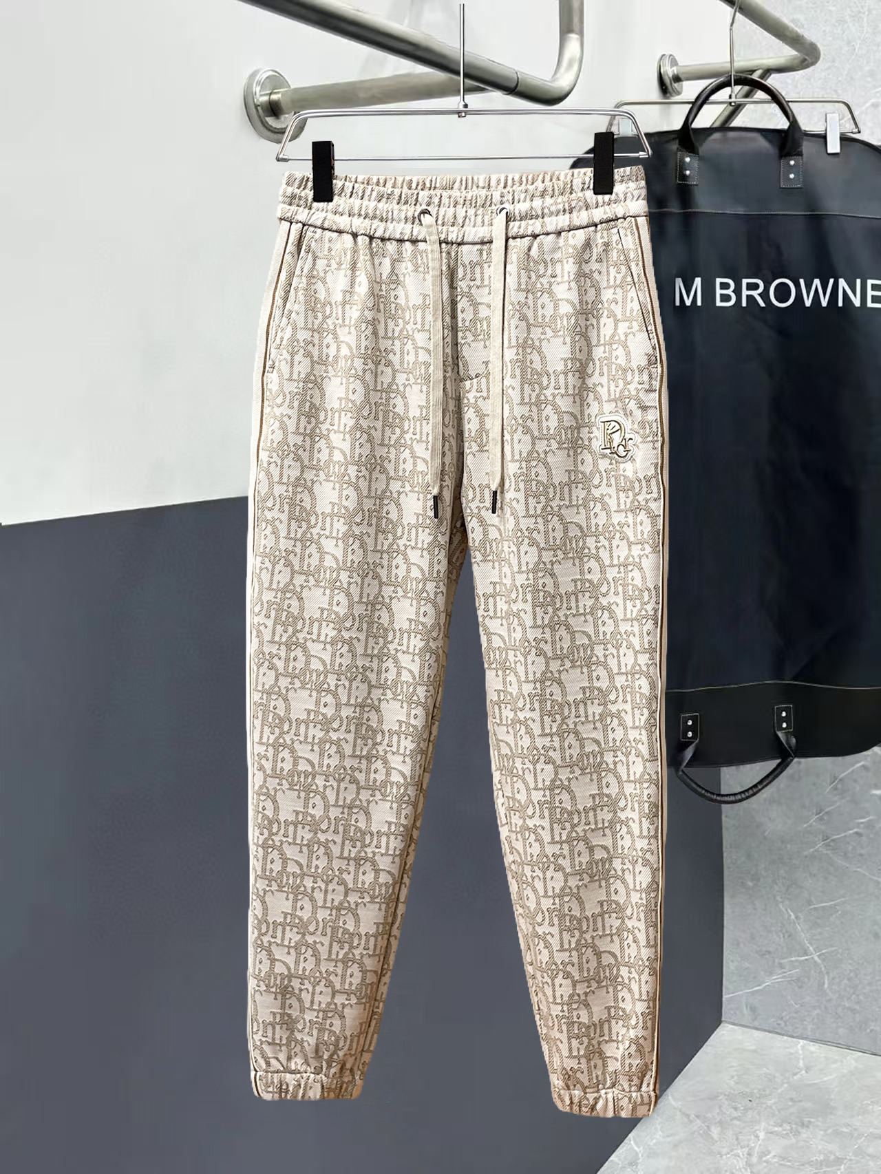 NO:526289,Dior 2025 autumn and winter new casual pants!  The official website is released simultaneously. The brand's classic LOGO casual pants, customized fabric, excellent comfort and strong hand touch. Very high recognition and perfect quality craftsmanship. Size M-3XL, dior, alexander wang19860909迪奥 2025秋冬新款休闲裤！官网同步发售.品牌经典LOGO休闲裤 ,定制面料,舒适度极好,手触感强烈.辨识度极高,完美品相工艺. 尺码M-3XL,,dior,alexander wang,Men's clothing