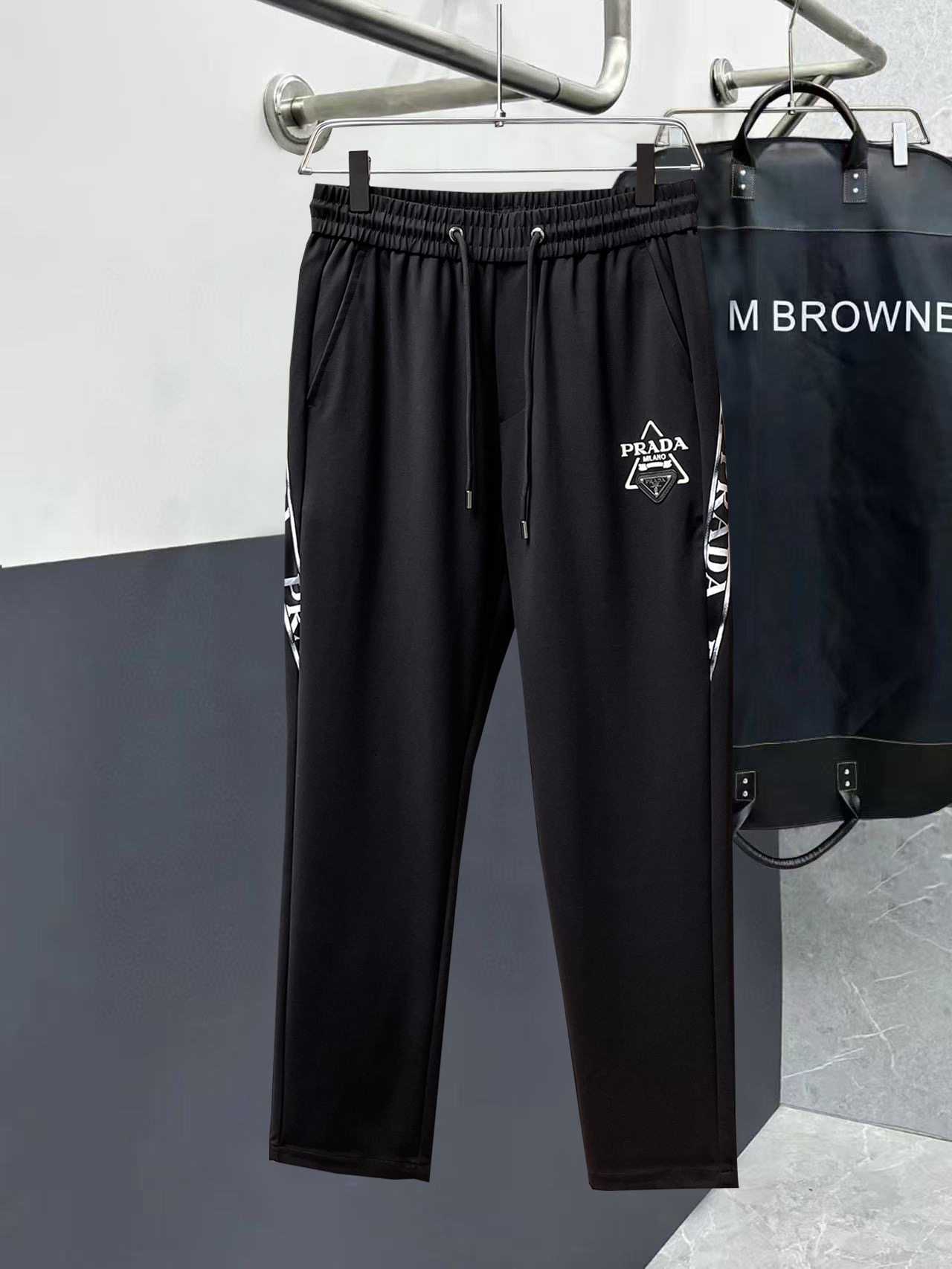 NO:526287,Prada 2025 autumn and winter new casual pants!  The official website is released simultaneously. The brand's classic LOGO casual pants, customized fabric, excellent comfort, strong hand touch. Extremely recognizable, perfect quality craftsmanship. Size M-3XL, prada, alexander wang19860909普拉达 2025秋冬新款休闲裤！官网同步发售.品牌经典LOGO休闲裤 ,定制面料,舒适度极好,手触感强烈.辨识度极高,完美品相工艺. 尺码M-3XL,,prada,alexander wang,Men's clothing