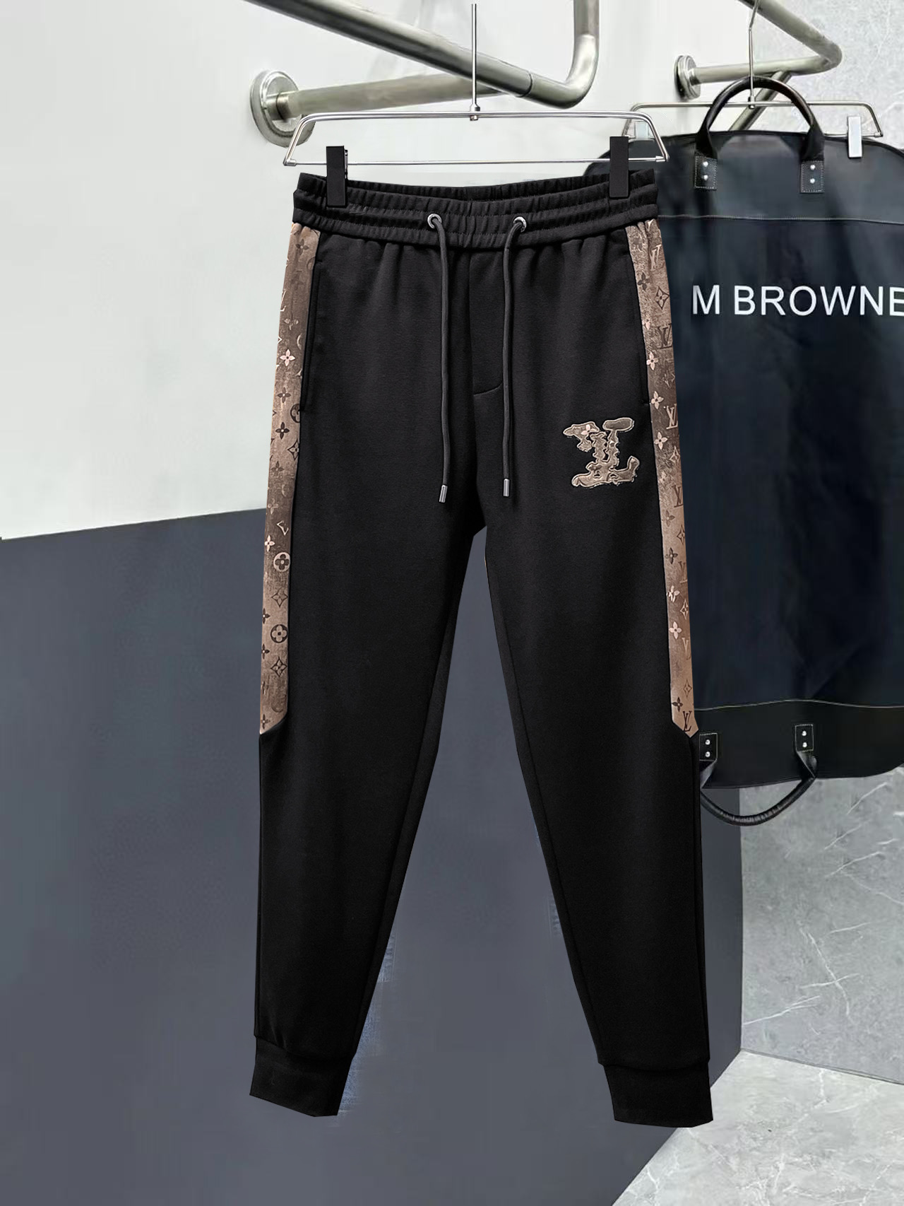 NO:526279,LV 2025 autumn and winter new casual pants!  The official website is released simultaneously. The brand's classic LOGO casual pants, customized fabric, excellent comfort, strong hand touch. Extremely recognizable, perfect quality craftsmanship. Size M-3XL,,louis vuitton,alexander wang19860909LV 2025秋冬新款休闲裤！官网同步发售.品牌经典LOGO休闲裤 ,定制面料,舒适度极好,手触感强烈.辨识度极高,完美品相工艺. 尺码M-3XL,,louis vuitton,alexander wang,Men's clothing