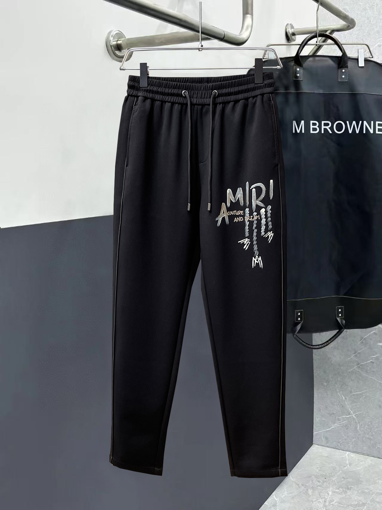 NO:526277,Amili 2025 autumn and winter new casual pants!  The official website is released simultaneously. The brand's classic LOGO casual pants, customized fabric, excellent comfort, strong hand touch. Extremely recognizable, perfect quality craftsmanship. Size M-3XL, alexander wang19860909阿米里 2025秋冬新款休闲裤！官网同步发售.品牌经典LOGO休闲裤 ,定制面料,舒适度极好,手触感强烈.辨识度极高,完美品相工艺. 尺码M-3XL,,alexander wang,Men's clothing