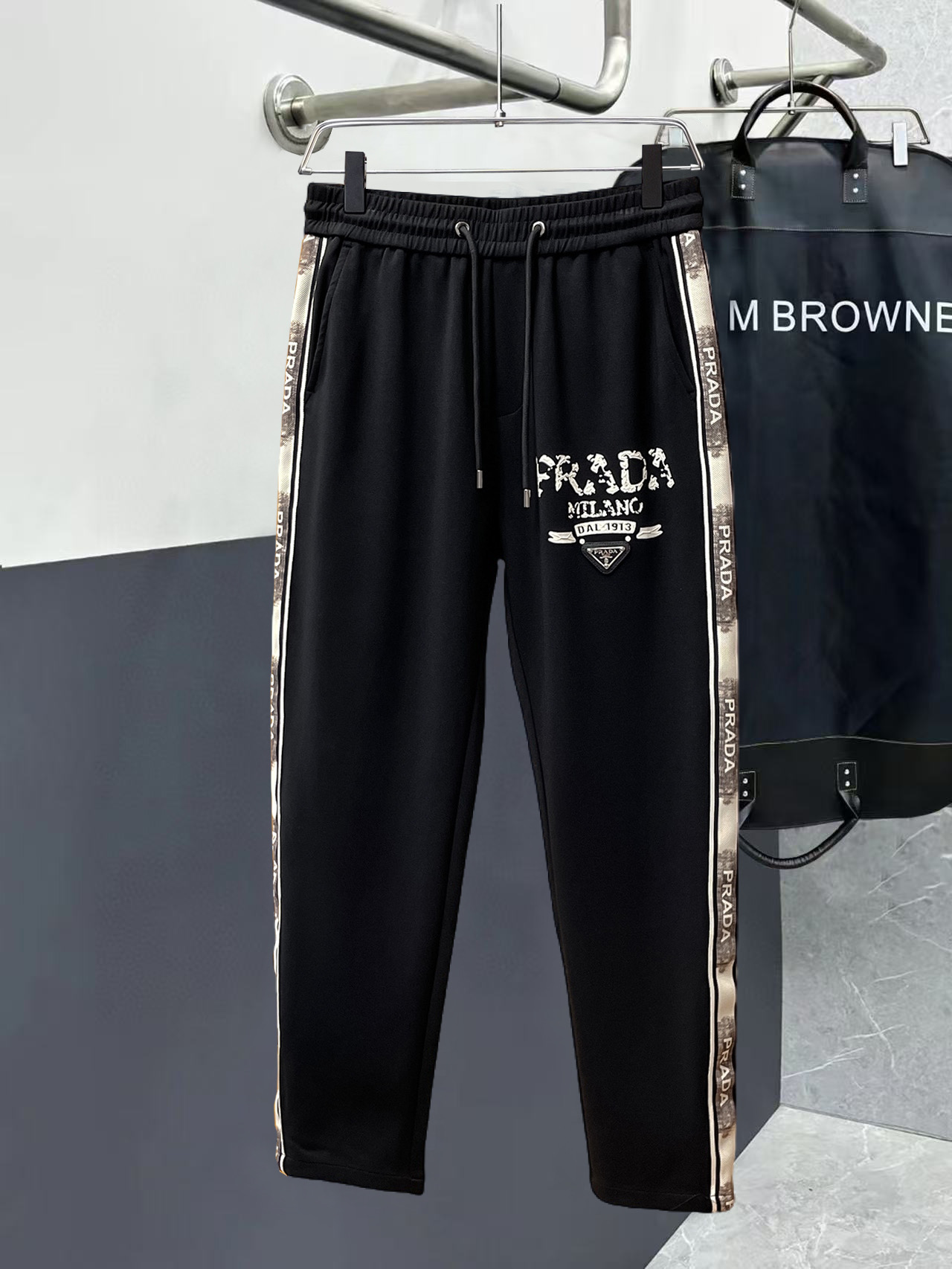 NO:526288,Prada 2025 autumn and winter new casual pants!  The official website is released simultaneously. The brand's classic LOGO casual pants, customized fabric, excellent comfort, strong hand touch. Extremely recognizable, perfect quality craftsmanship. Size M-3XL, prada, alexander wang19860909普拉达 2025秋冬新款休闲裤！官网同步发售.品牌经典LOGO休闲裤 ,定制面料,舒适度极好,手触感强烈.辨识度极高,完美品相工艺. 尺码M-3XL,,prada,alexander wang,Men's clothing