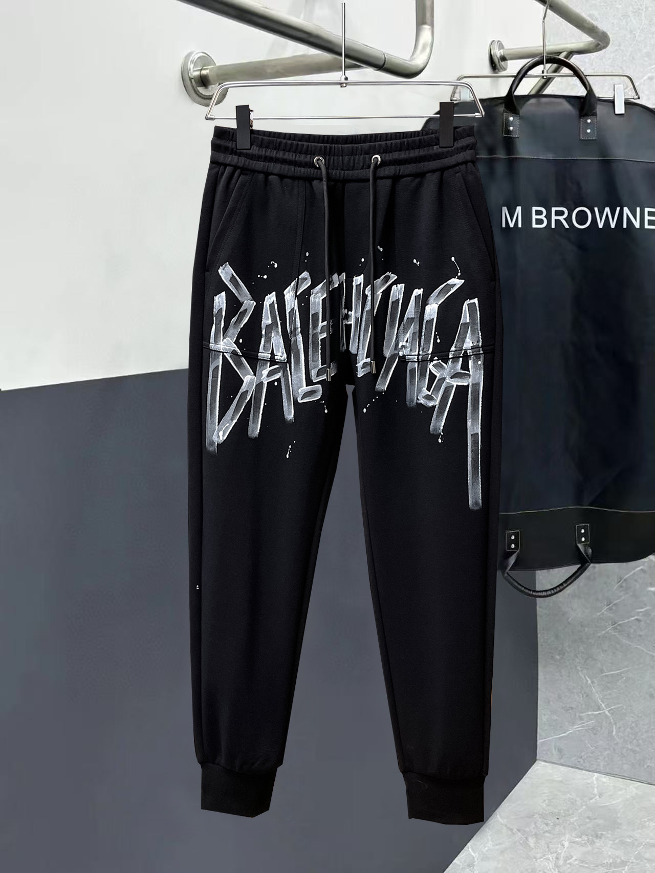 NO:526286,Balenciaga 2025 autumn and winter new casual pants!  The official website is released simultaneously. The brand's classic LOGO casual pants, customized fabric, excellent comfort, strong hand touch. Extremely recognizable, perfect quality craftsmanship. Size M-3XL, balenciaga, alexander wang19860909巴黎世家 2025秋冬新款休闲裤！官网同步发售.品牌经典LOGO休闲裤 ,定制面料,舒适度极好,手触感强烈.辨识度极高,完美品相工艺. 尺码M-3XL,,balenciaga,alexander wang,Men's clothing