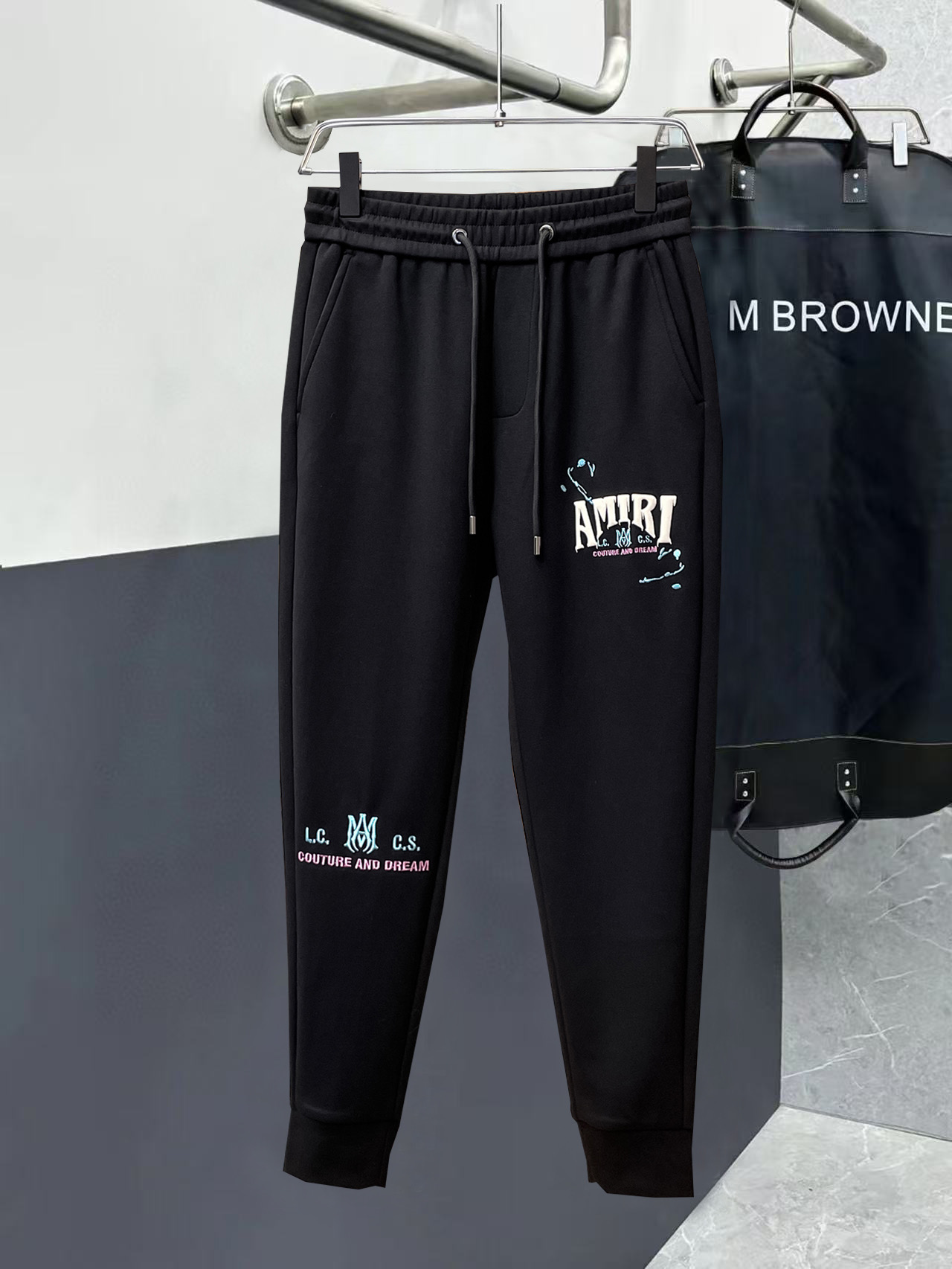 NO:526282,Amili 2025 autumn and winter new casual pants!  The official website is released simultaneously. The brand's classic LOGO casual pants, customized fabric, excellent comfort, strong hand touch. Extremely recognizable, perfect quality craftsmanship. Size M-3XL, alexander wang19860909阿米里 2025秋冬新款休闲裤！官网同步发售.品牌经典LOGO休闲裤 ,定制面料,舒适度极好,手触感强烈.辨识度极高,完美品相工艺. 尺码M-3XL,,alexander wang,Men's clothing