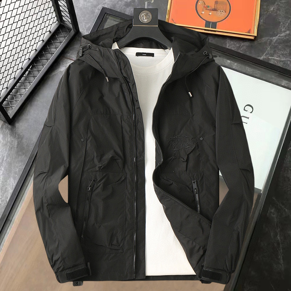 NO:737124,Burberry's 2026 spring new jacket, the new product on the show is in perfect condition, comfortable and warm, complete with three colors, full and attractive color, very outstanding design, easily upgrades the fashion sense, extremely elegant and rigorous workmanship, neat and meticulous wiring!  A masterpiece from a famous designer!  The upper body does not look bloated and is super handsome!  Available size M ~ XXXL,,burberry,jackets & coats,jackets & coats,19860909巴宝莉 2026开春新款夹克外套,秀场新品品相非常完美,舒适保暖,三标齐全色泽饱满诱人,非常出彩的设计,轻松将时髦感进阶,做工极为考究严谨,走线工整细致！大牌设计师巨作！上身不显臃肿、超级帅气！现货码数M ～ XXXL,,burberry,jackets & coats,jackets & coats,,Men's clothing