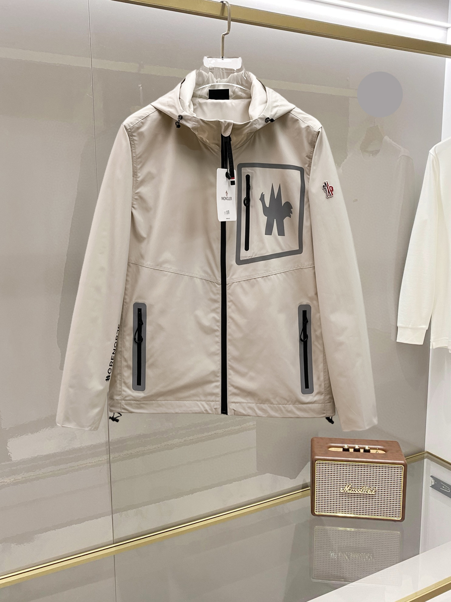 NO:732361,Mengkou 2026 new spring jacket, the new product on the show is in perfect condition, comfortable and warm, complete with three labels, full and attractive color, very outstanding design, easily upgrades the sense of fashion, the workmanship is extremely sophisticated and rigorous, and the wiring is neat and meticulous!  A masterpiece from a famous designer!  The upper body does not look bloated and is super handsome!  Available sizes M ~ 3XL,,Moncler,jackets & coats,jackets & coats,19860909蒙口 2026开春新款夹克外套,秀场新品品相非常完美,舒适保暖,三标齐全色泽饱满诱人,非常出彩的设计,轻松将时髦感进阶,做工极为考究严谨,走线工整细致！大牌设计师巨作！上身不显臃肿、超级帅气！现货码数M ～ 3XL,,Moncler,jackets & coats,jackets & coats,,Men's clothing