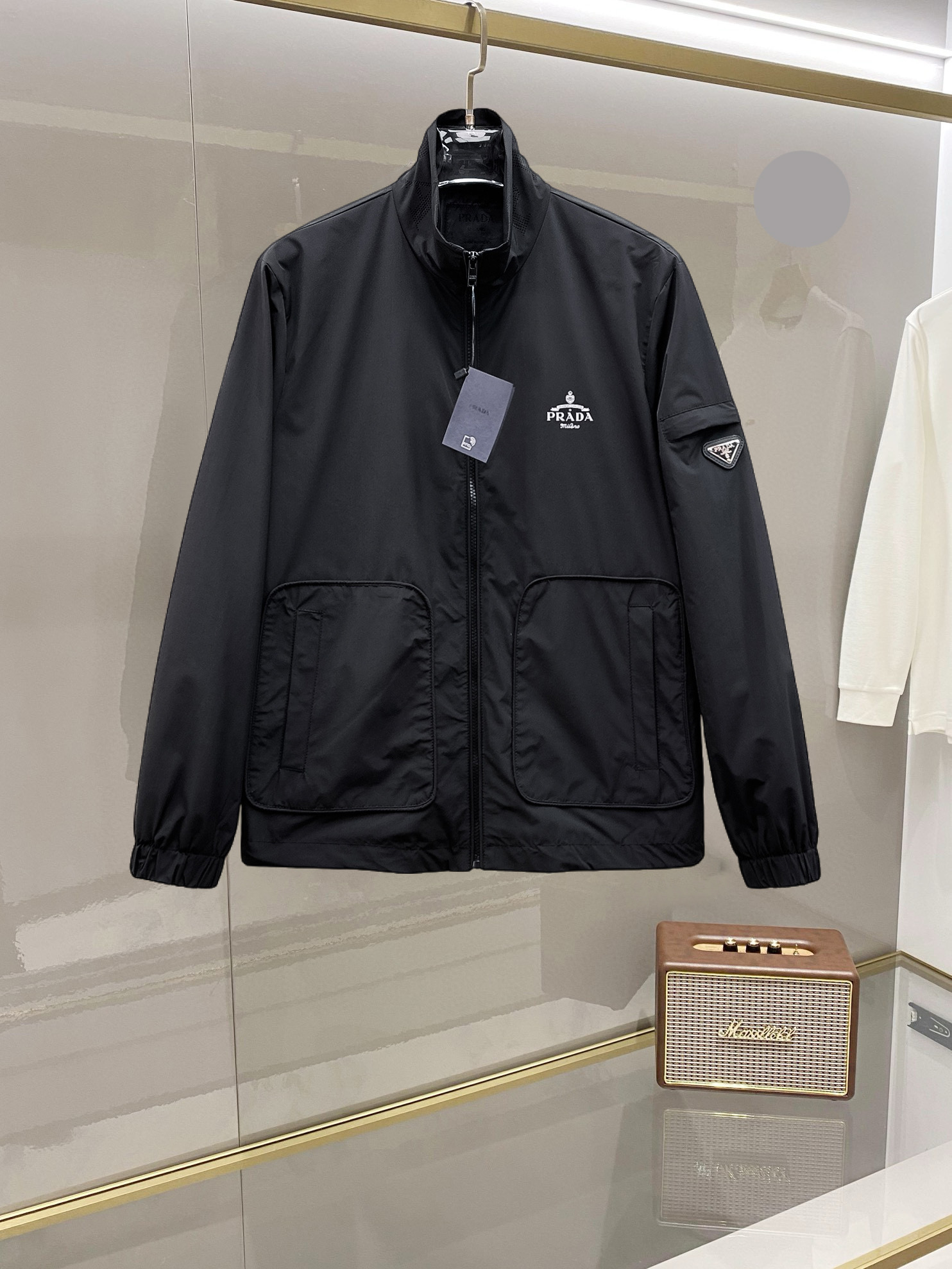 NO:732357,Prada's 2026 spring new jacket, the new product on the show is in perfect condition, comfortable and warm, complete with three colors, full and attractive colors, very outstanding design, easily upgrades the fashion sense, extremely elegant and rigorous workmanship, neat and meticulous wiring!  A masterpiece from a famous designer!  The upper body does not look bloated and is super handsome!  Available sizes M ~ 3XL,,prada,jackets & coats,jackets & coats,19860909普拉达 2026开春新款夹克外套,秀场新品品相非常完美,舒适保暖,三标齐全色泽饱满诱人,非常出彩的设计,轻松将时髦感进阶,做工极为考究严谨,走线工整细致！大牌设计师巨作！上身不显臃肿、超级帅气！现货码数M ～ 3XL,,prada,jackets & coats,jackets & coats,,Men's clothing