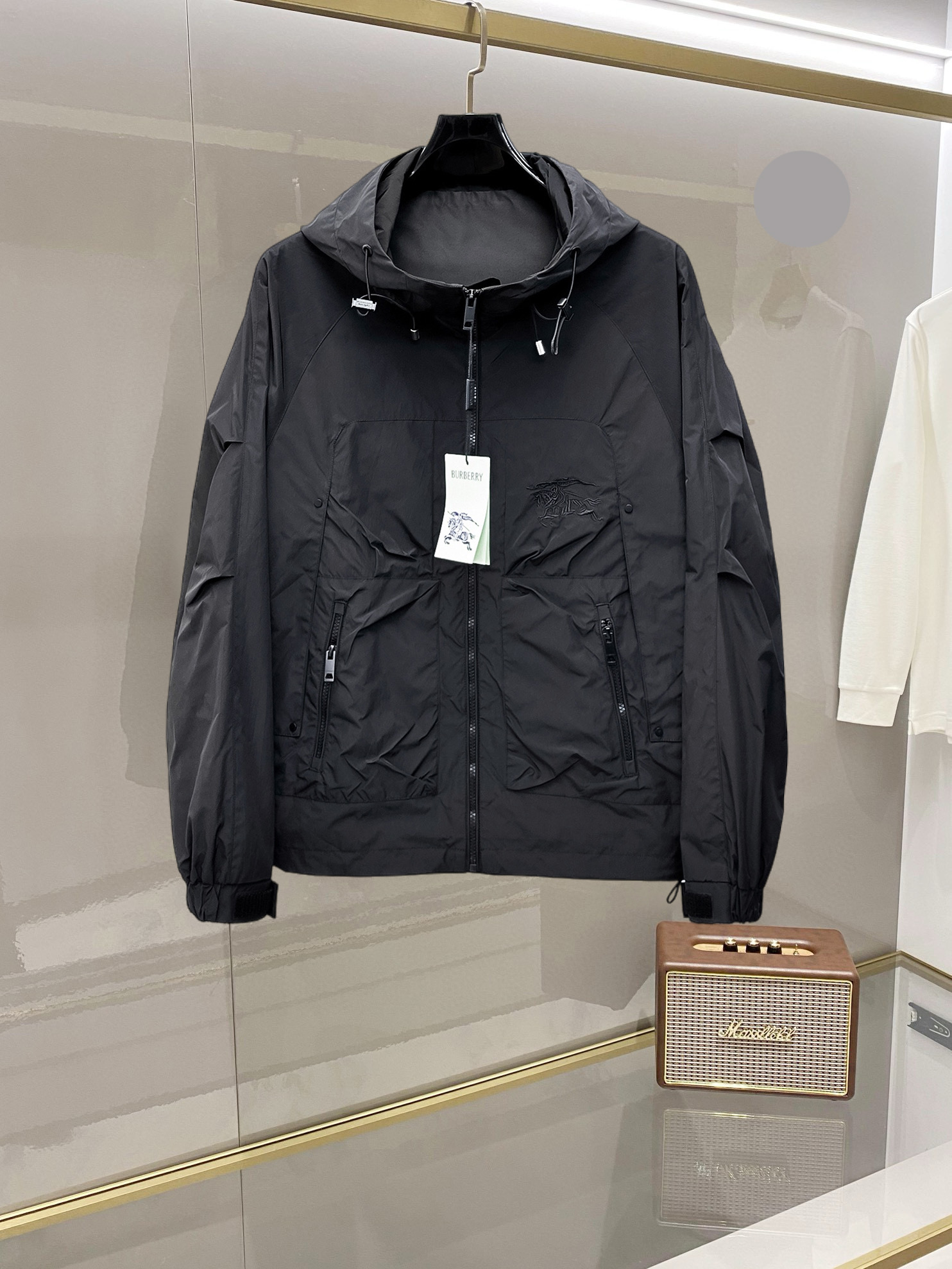 NO:732366,Burberry's 2026 spring new jacket, the new product on the show is in perfect condition, comfortable and warm, complete with three colors, full and attractive color, very outstanding design, easily upgrades the fashion sense, extremely elegant and rigorous workmanship, neat and meticulous wiring!  A masterpiece from a famous designer!  The upper body does not look bloated and is super handsome!  Available size M ~ 3XL,,burberry,jackets & coats,jackets & coats,19860909巴宝莉 2026开春新款夹克外套,秀场新品品相非常完美,舒适保暖,三标齐全色泽饱满诱人,非常出彩的设计,轻松将时髦感进阶,做工极为考究严谨,走线工整细致！大牌设计师巨作！上身不显臃肿、超级帅气！现货码数M ～ 3XL,,burberry,jackets & coats,jackets & coats,,Men's clothing