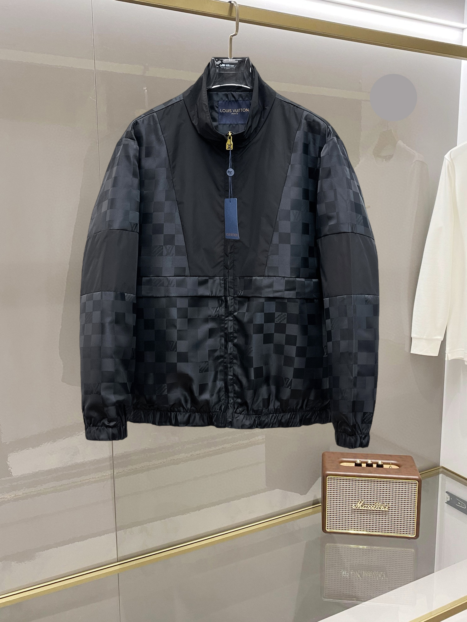 NO:732369,LV 2026 spring new jacket, the new product on the show is in perfect condition, comfortable and warm, complete with three labels, full and attractive color, very outstanding design, easily upgrades the fashion sense, extremely elegant and rigorous workmanship, neat and meticulous wiring!  A masterpiece from a famous designer!  The upper body does not look bloated and is super handsome!  Available size M ~ 3XL,,louis vuitton,jackets & coats,jackets & coats,19860909LV 2026开春新款夹克外套,秀场新品品相非常完美,舒适保暖,三标齐全色泽饱满诱人,非常出彩的设计,轻松将时髦感进阶,做工极为考究严谨,走线工整细致！大牌设计师巨作！上身不显臃肿、超级帅气！现货码数M ～ 3XL,,louis vuitton,jackets & coats,jackets & coats,,Men's clothing